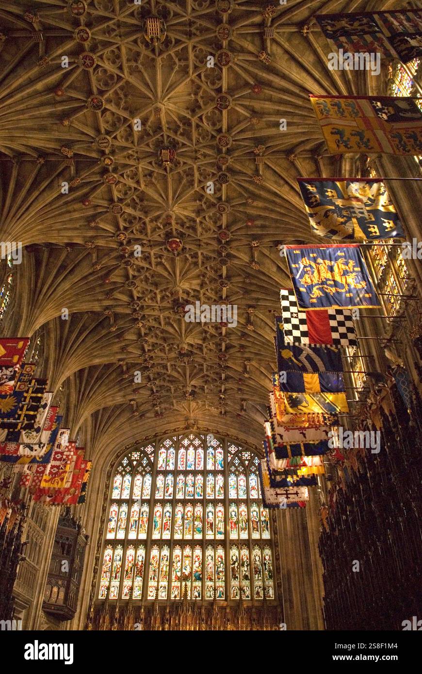 Chapelle St Georges avec des drapeaux héraldiques des Chevaliers de la Jarretière. Intérieur de l'aile est. Château de Windsor, Berkshire, Angleterre années 2006 2000 Royaume-Uni HOMER SYKES Banque D'Images