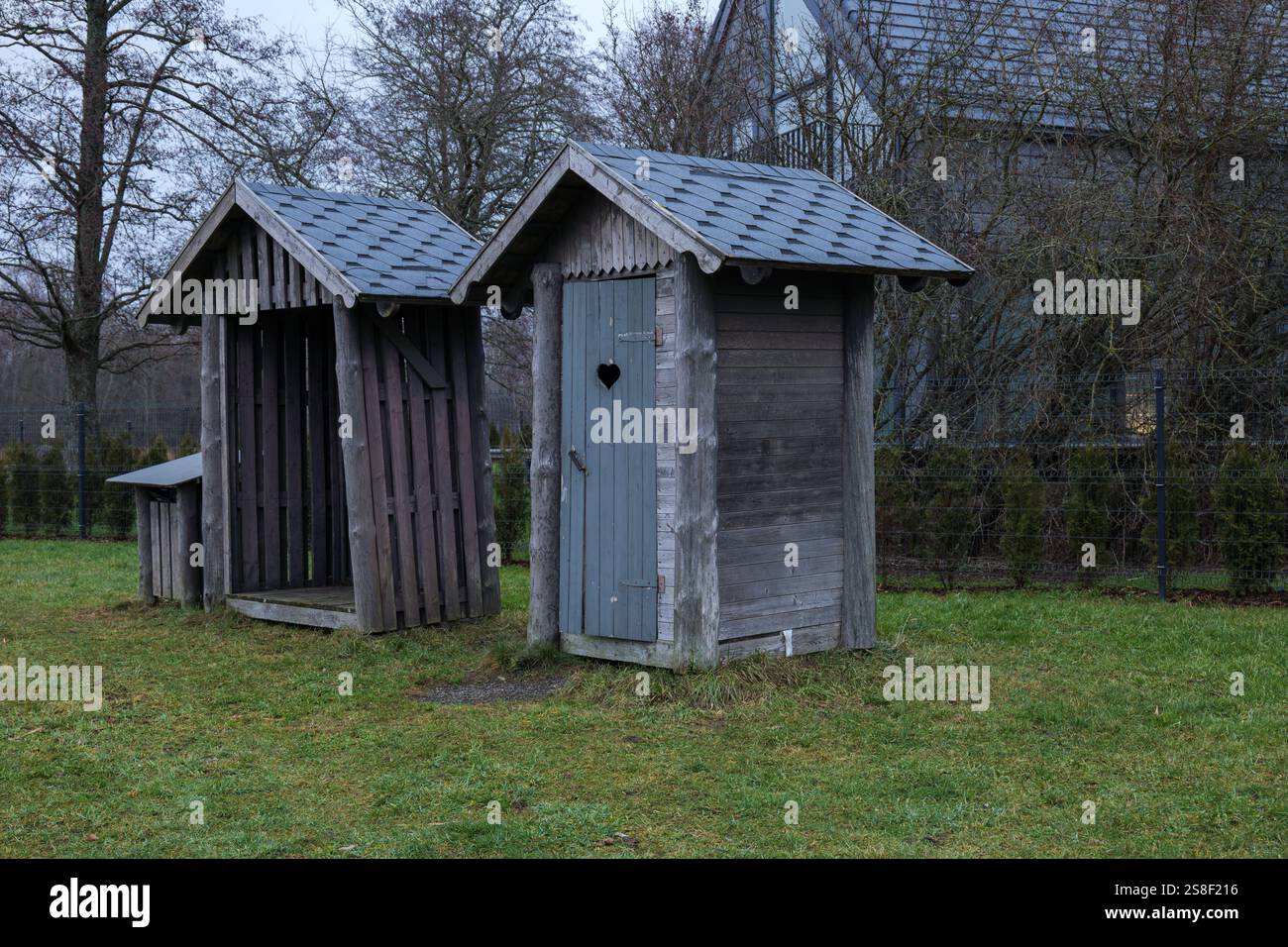 ancienne cabine de toilettes dans le parc Banque D'Images