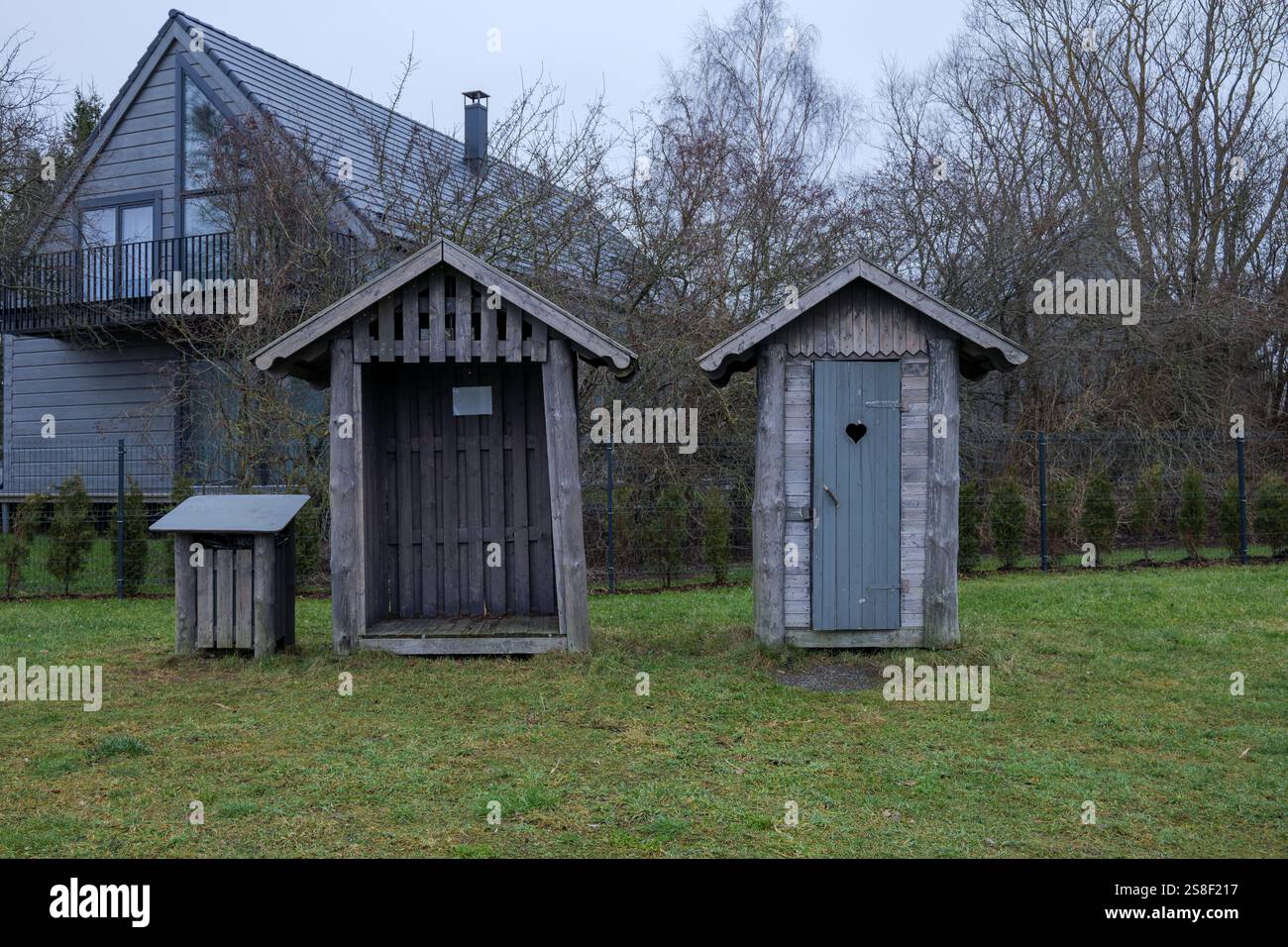 ancienne cabine de toilettes dans le parc Banque D'Images