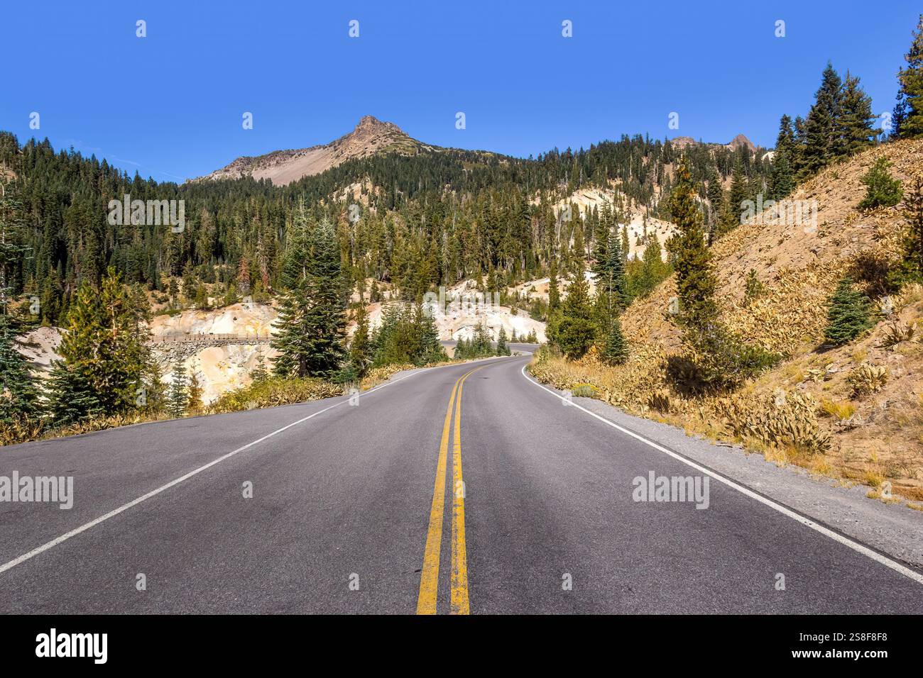 Route à travers le parc national volcanique de Lassen, Californie Banque D'Images