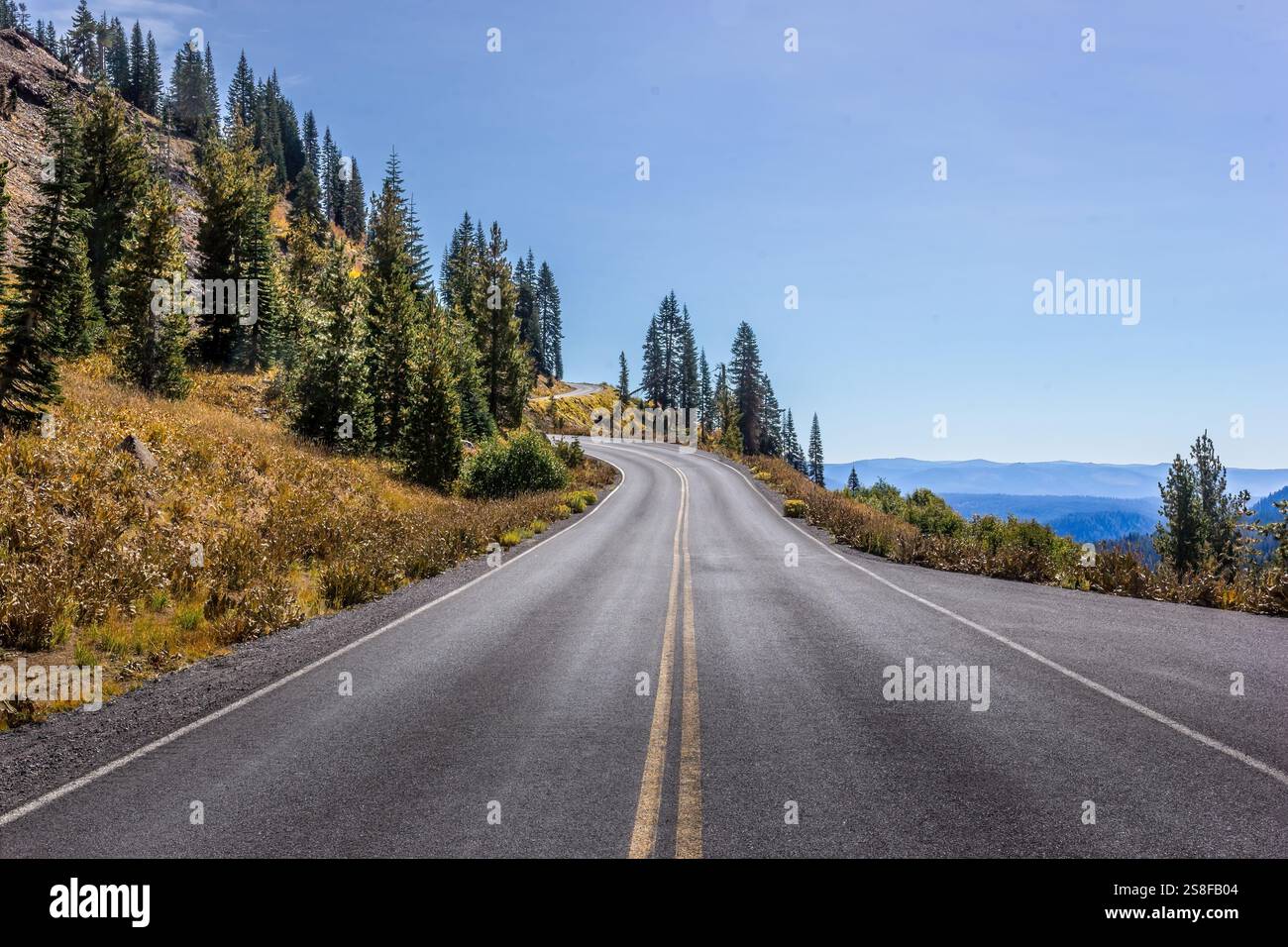 Route à travers le parc national volcanique de Lassen, Californie Banque D'Images