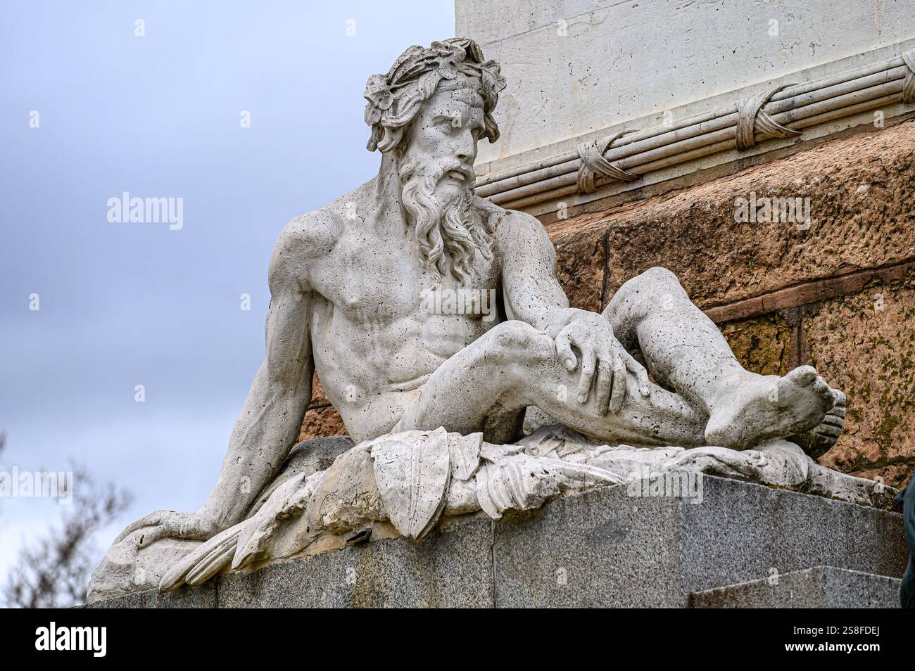 Statue en pierre sur la Plaza de Oriente, Madrid, Espagne Banque D'Images