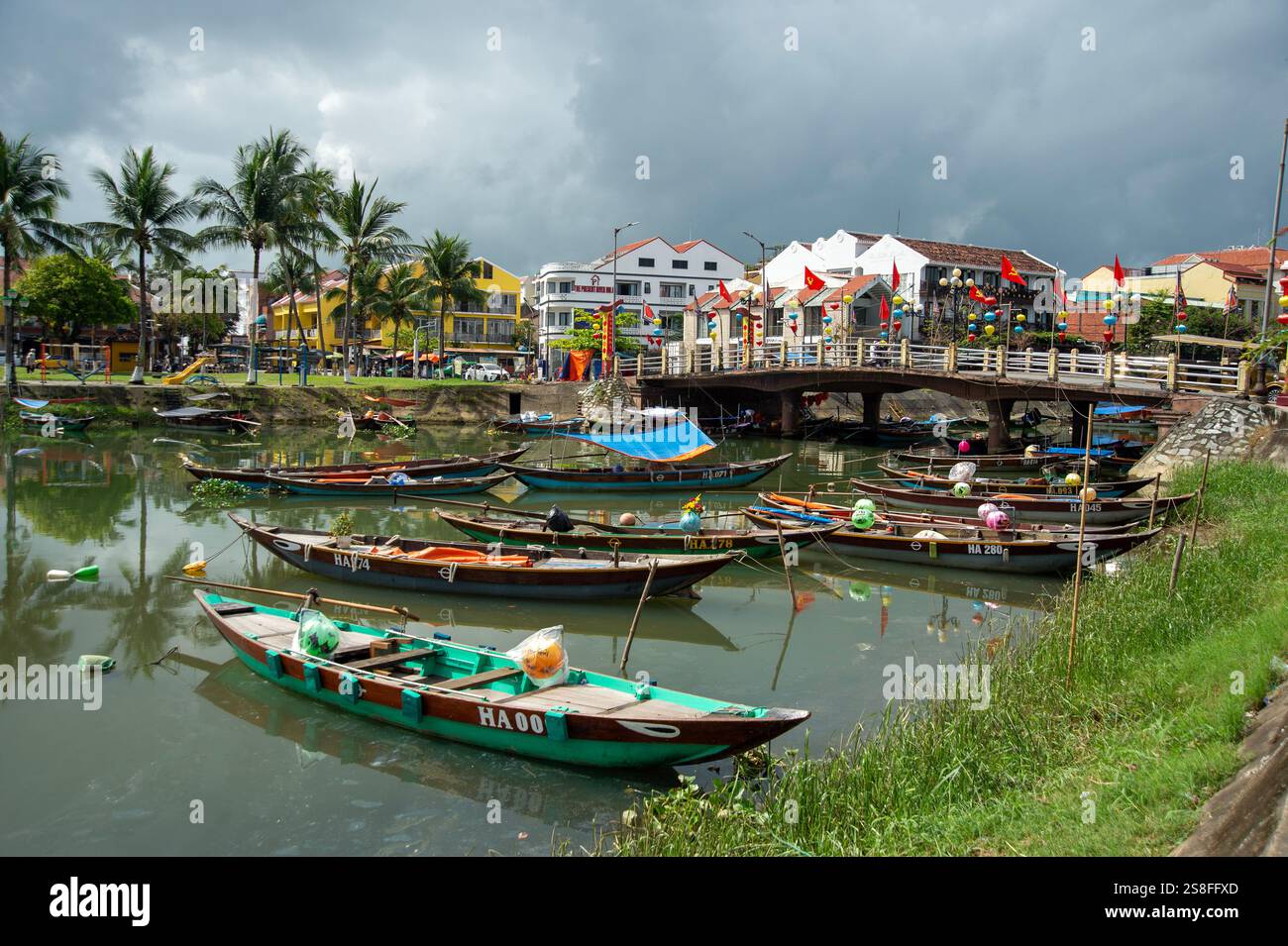 Bateaux touristiques amarrés dans le canal endormi de la rivière Thu bon hoi an vietnam attendant le soir où ils emmèneront les touristes sur des croisières éclairées par lanterne Banque D'Images