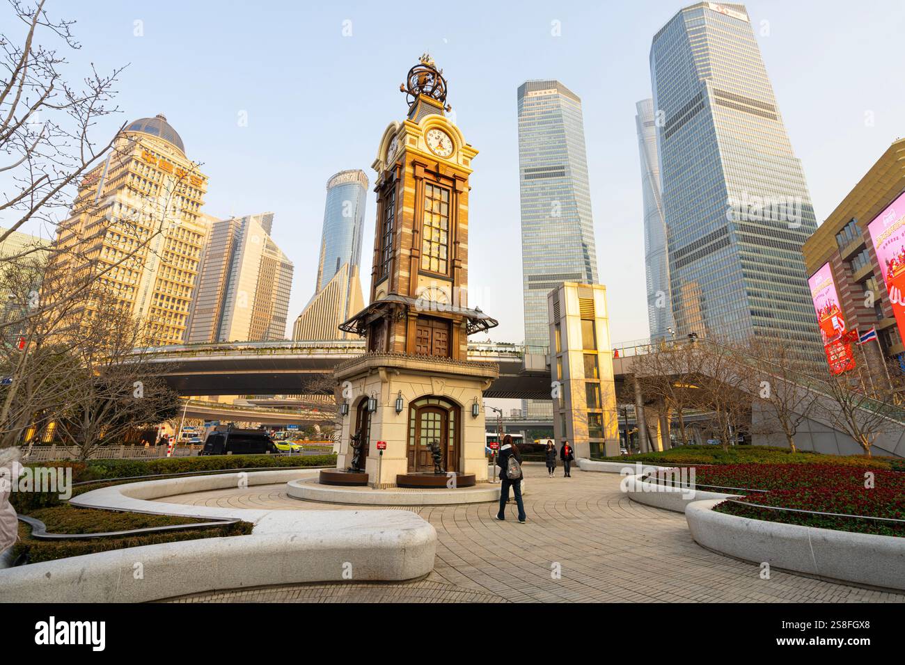 Shanghai, Chine. 8 janvier 2025. Vue sur la tour de l'horloge dans une place à Pudong dans le centre-ville Banque D'Images