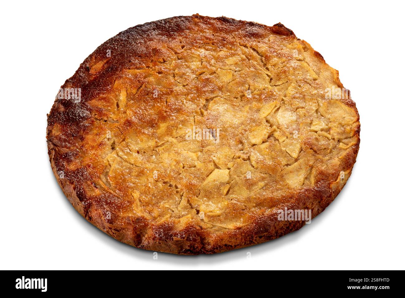 Tarte aux pommes isolée sur blanc avec chemin de découpage inclus. Gâteau aux pommes maison bien cuit Banque D'Images