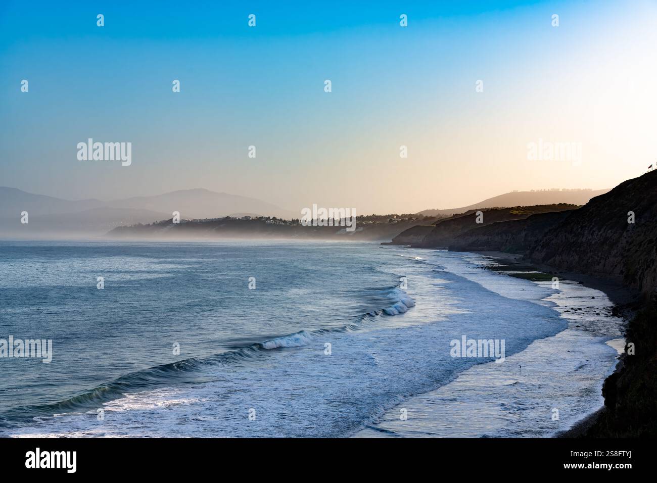 Falaises sur la côte de Puchuncavi au sud de la station balnéaire de Maitencillo, Chili Banque D'Images Falaises sur la côte de Puchuncavi au sud de la station balnéaire de Maitencillo, Chili Banque D'Images