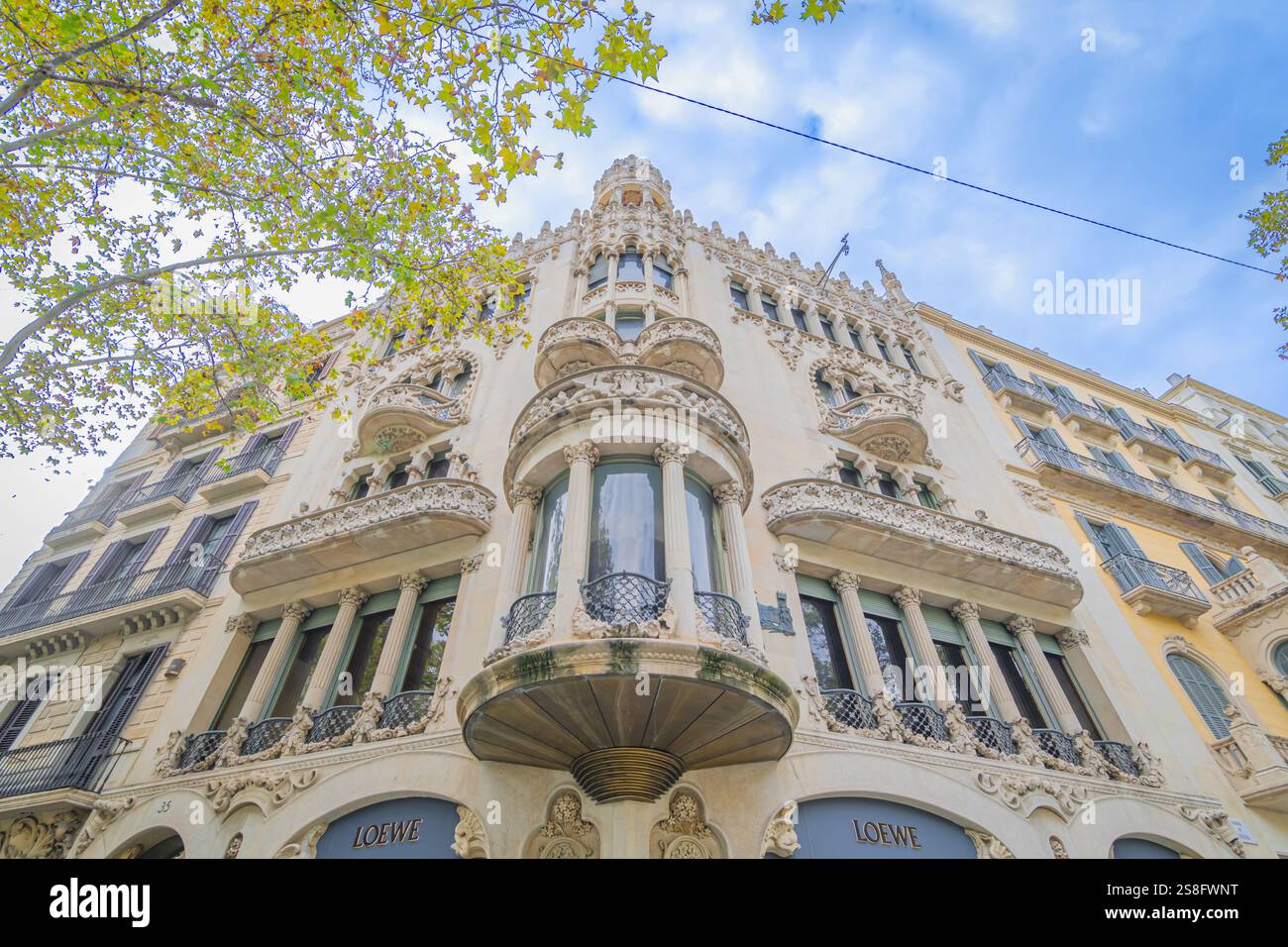 Barcelone, Espagne - 01 novembre 2024 : façade du bâtiment du Passeig de Gracia à Barcelone. Banque D'Images