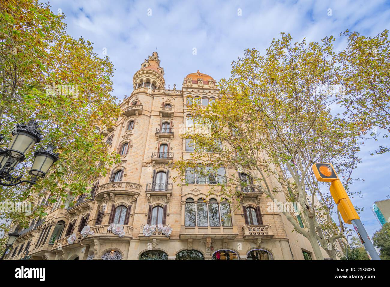 Barcelone, Espagne - 01 novembre 2024 : façade du bâtiment du Passeig de Gracia à Barcelone. Banque D'Images