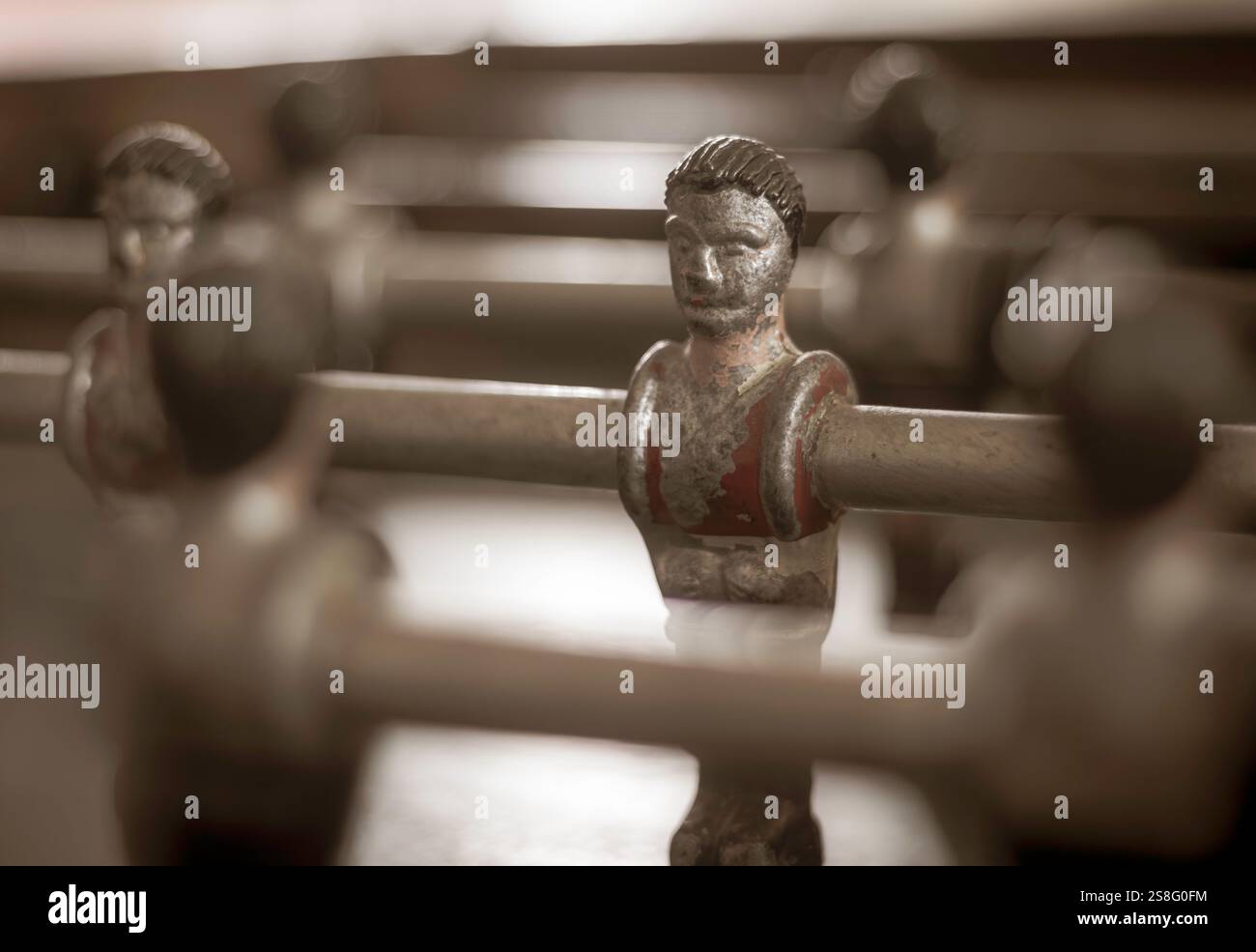 Vieille figurine de baby-foot avec peinture écaillée Banque D'Images