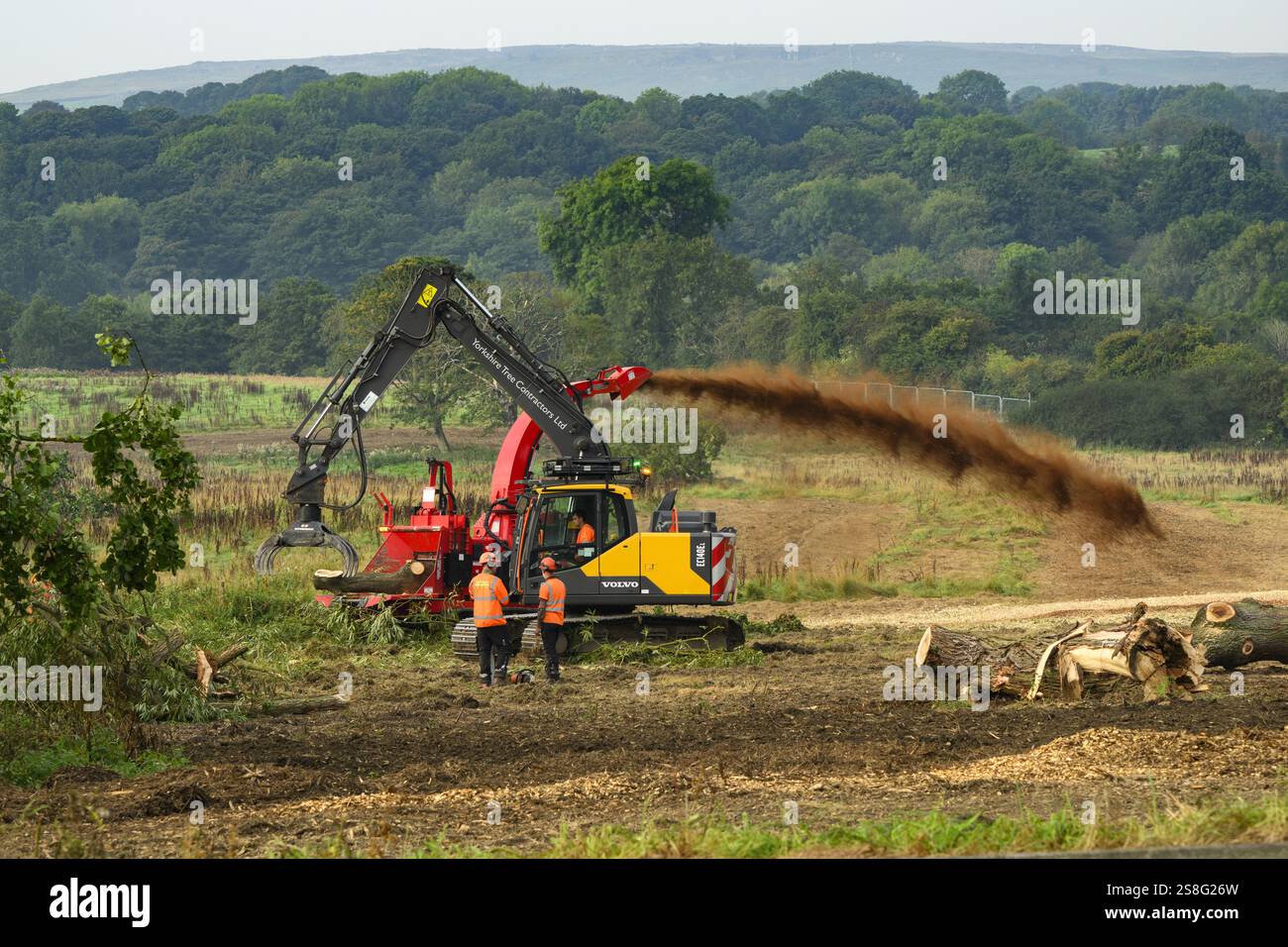 Hommes travaillant pour enlever des arbres (chantier de construction, perte et dommages de terres de champs verts, zone rurale pittoresque) - Burley-in-Wharfedale, West Yorkshire, Angleterre Royaume-Uni. Banque D'Images