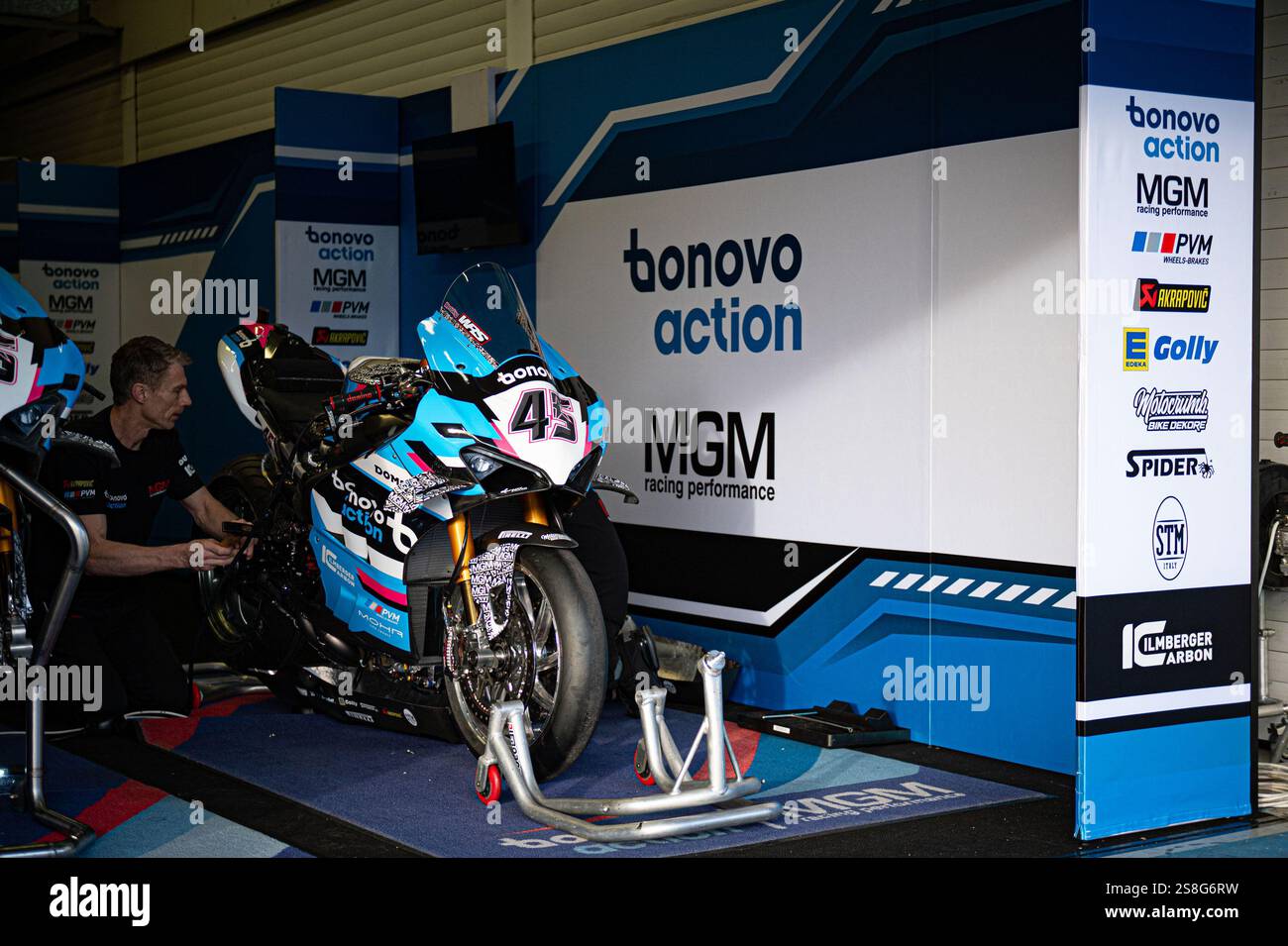 Jerez, Espagne. 22 janvier 2025. Ducati Panigale V4R, MGM BONOVO Racing box lors des essais mondiaux Superbike Winter, du 22 au 23 janvier 2025, sur le circuit de Jerez de la Frontera, à Jerez de la Frontera, Espagne crédit : Agence photo indépendante/Alamy Live News Banque D'Images