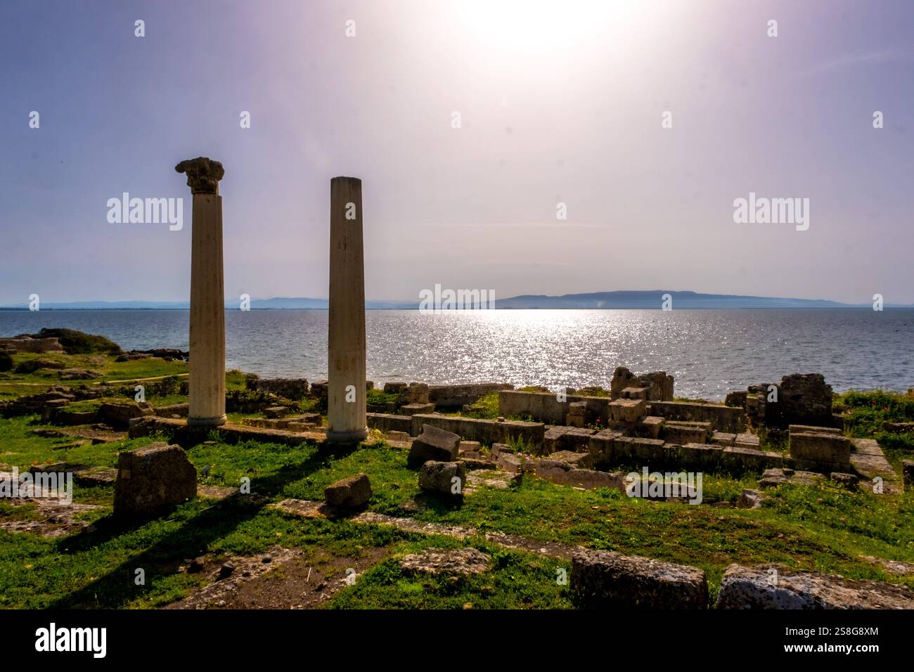 Halbinsel Sinis und historische Ruinen und Säulen, Area Archeologica di Tharros Archäologisches Museum, Meer und sonne im Gegenlicht, Tharros, Europa, Provinz Oristano, Italien ACHTUNGxMINDESTHONORARx60xEURO *** Sinis Peninsula and Historical Ruins and Historical colonnes, Area Archeologica di Tharros Musée archéologique, Sea and Sun Against the light, Tharros, Europe, Province of Oristano, Italie, Province of Oristano Banque D'Images