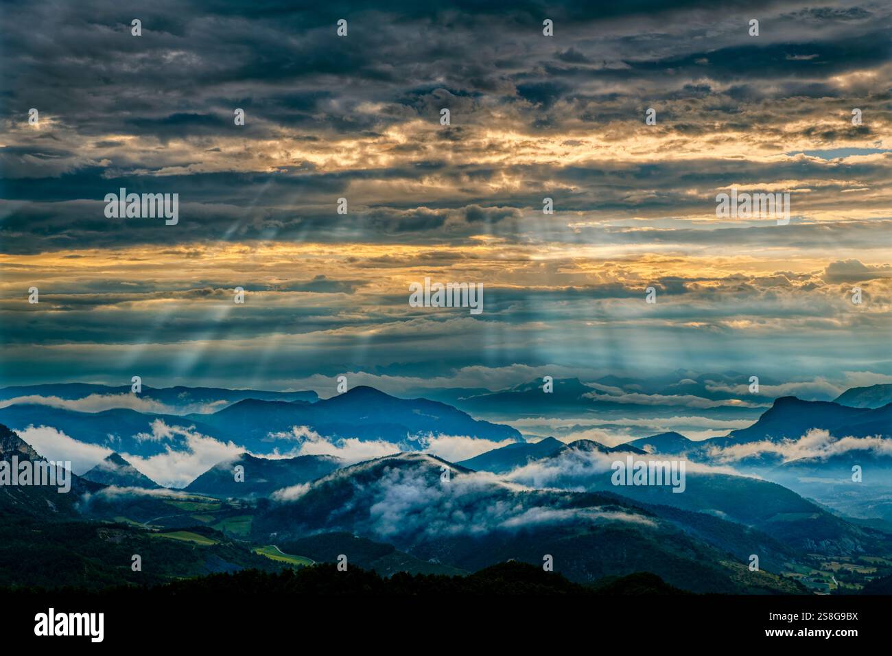 Nuages sur paysage de montagne, Provence-Alpes-Côte d'Azur, France Banque D'Images