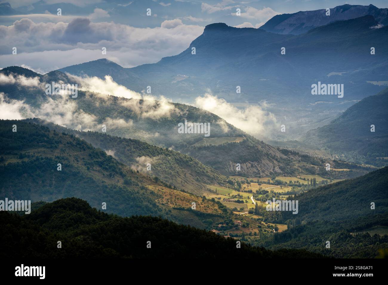Nuages sur paysage de montagne, Provence-Alpes-Côte d'Azur, France Banque D'Images