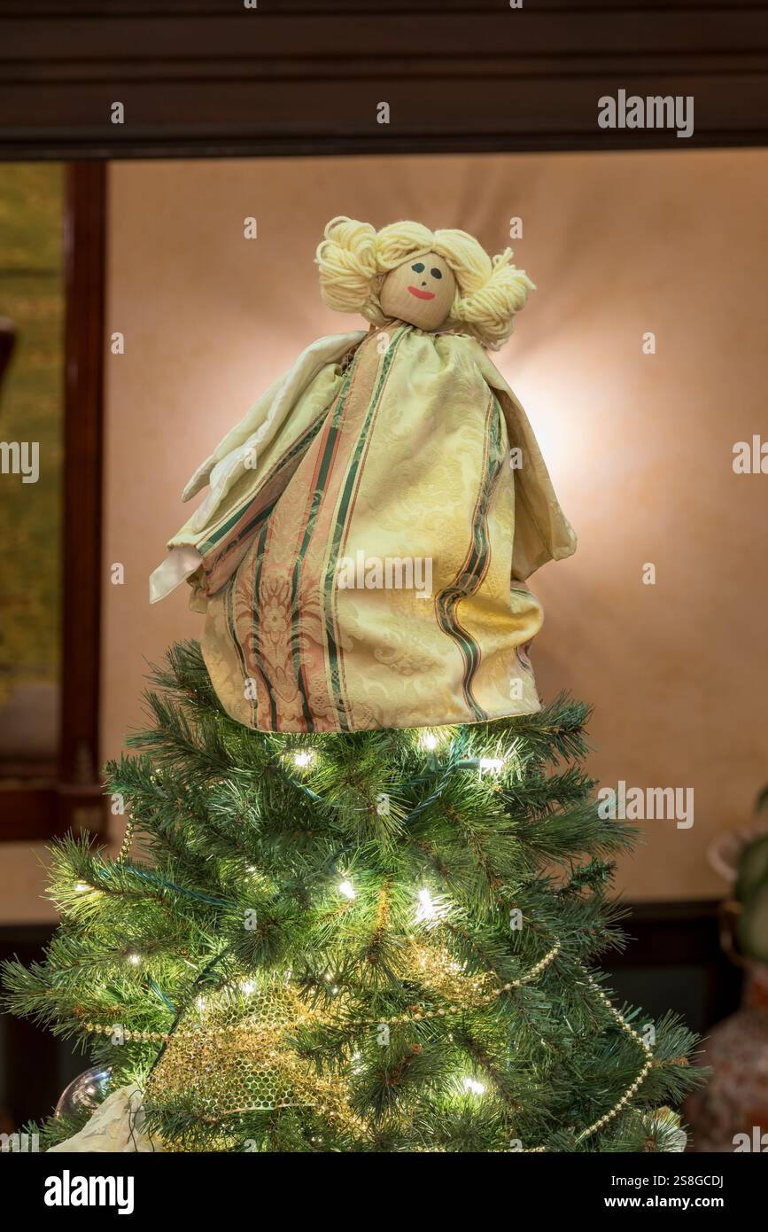Ornement vintage sur un arbre de Noël dans le Geiser Grand Hotel, Baker City, Oregon. Banque D'Images
