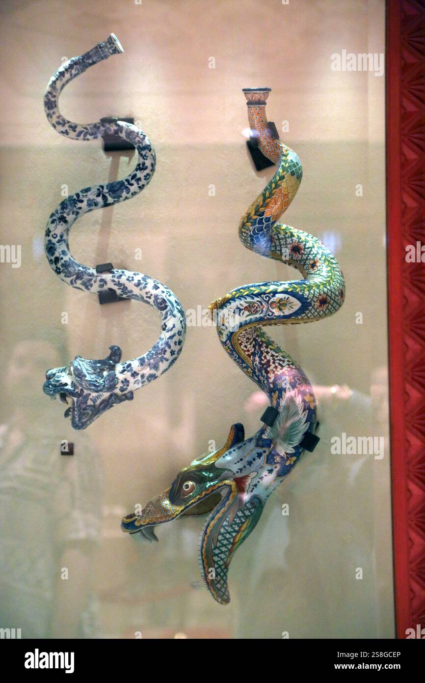 Exposition d'instruments de musique de style oriental Horns Royal Opera House Muscat Oman Banque D'Images