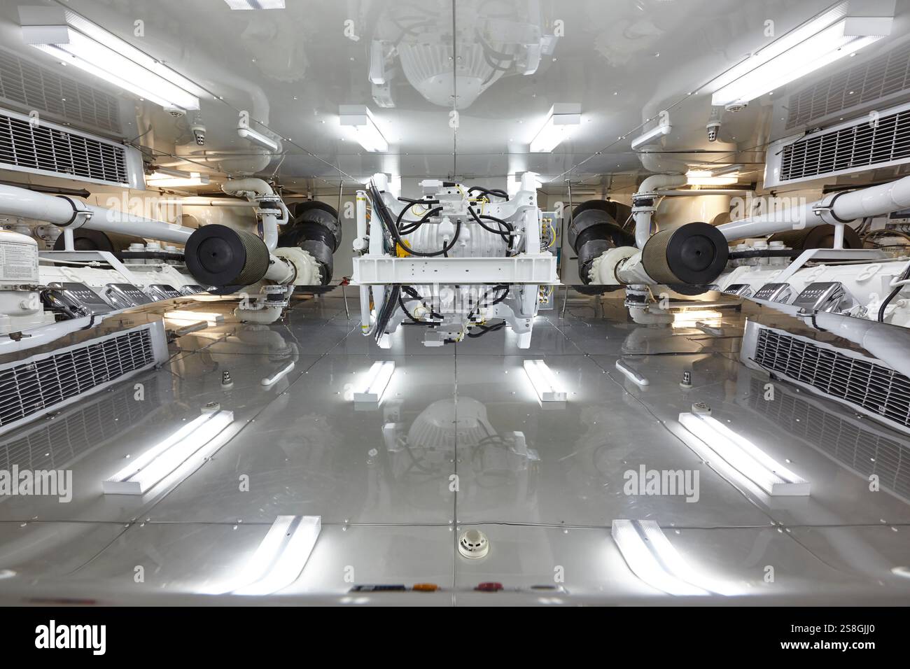 Salle des moteurs de Motoryacht moderne avec des machines avancées et un design propre Banque D'Images