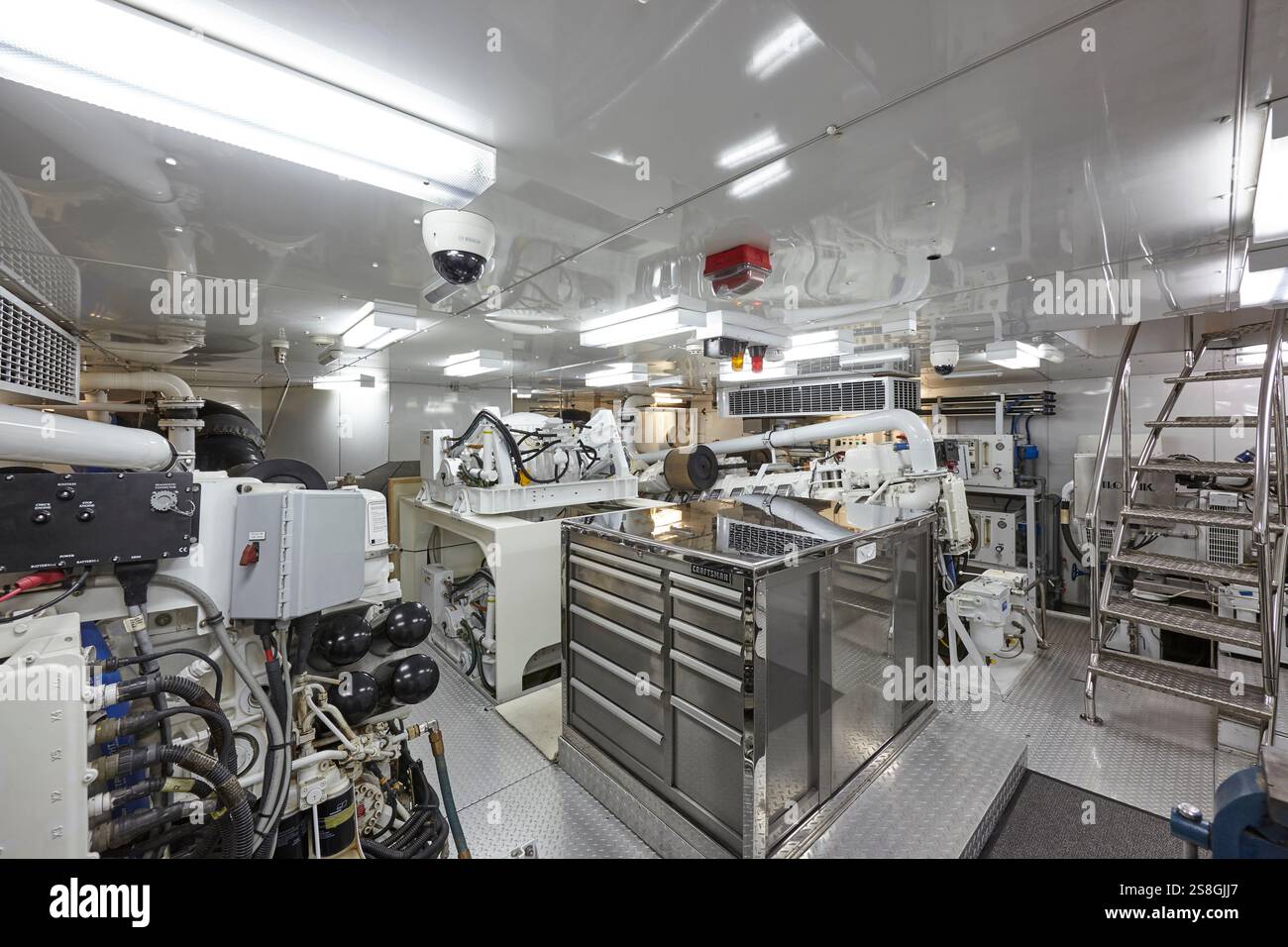 Salle des moteurs de Motoryacht moderne avec des machines avancées et un design propre Banque D'Images