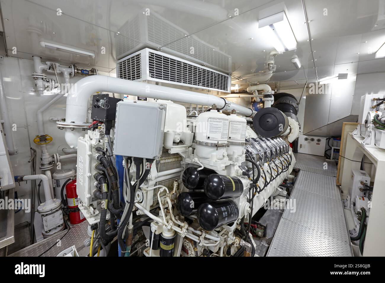 Salle des moteurs de Motoryacht moderne avec des machines avancées et un design propre Banque D'Images