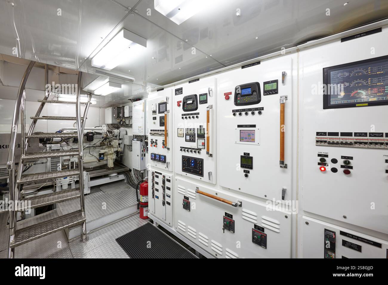 Salle de contrôle des moteurs moderne avec machines et panneaux avancés Banque D'Images