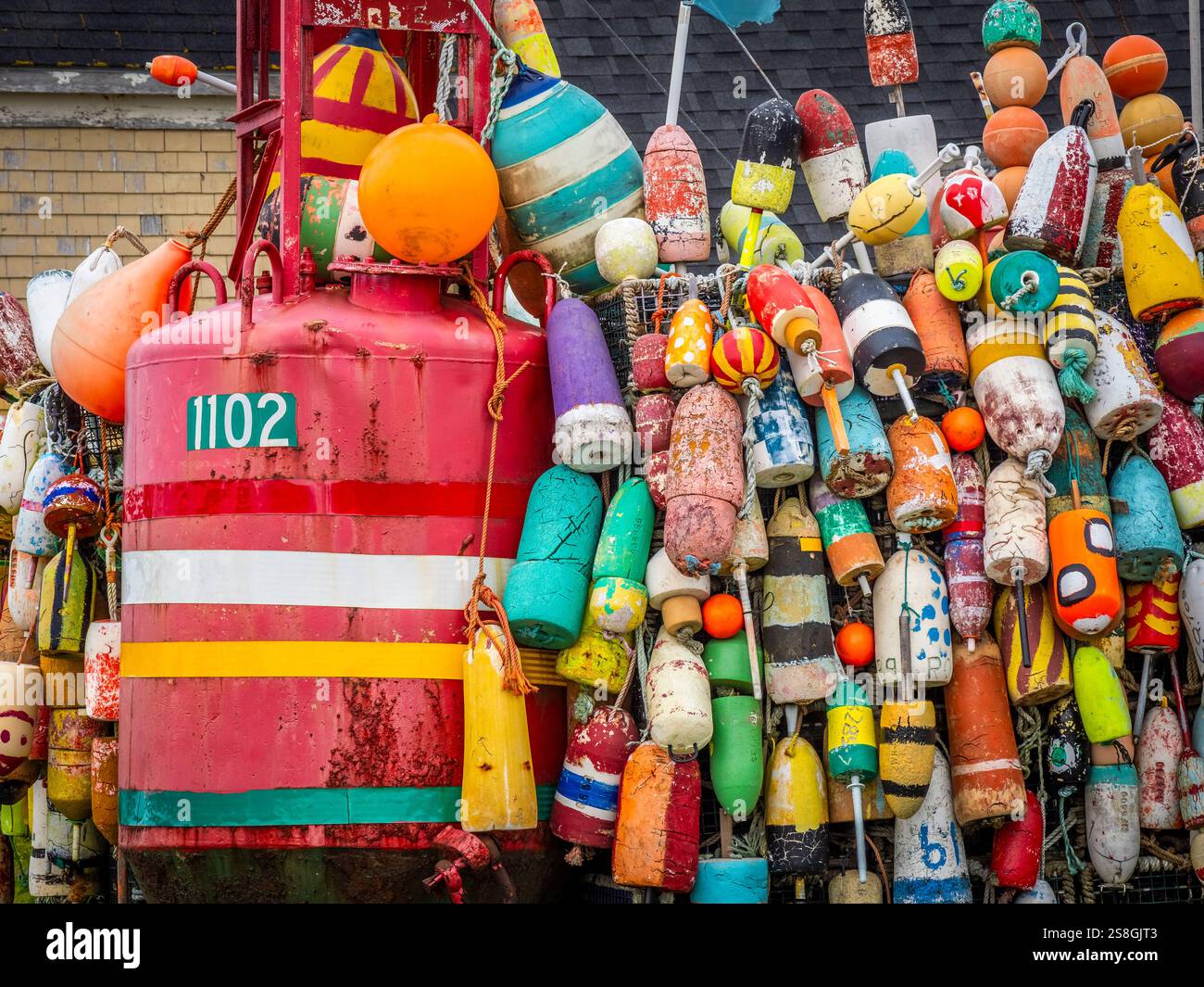 Le mur coloré des bouées de Yarmouth sur Cape Forchu à Yarmouth Bar, Nouvelle-Écosse, Canada Banque D'Images
