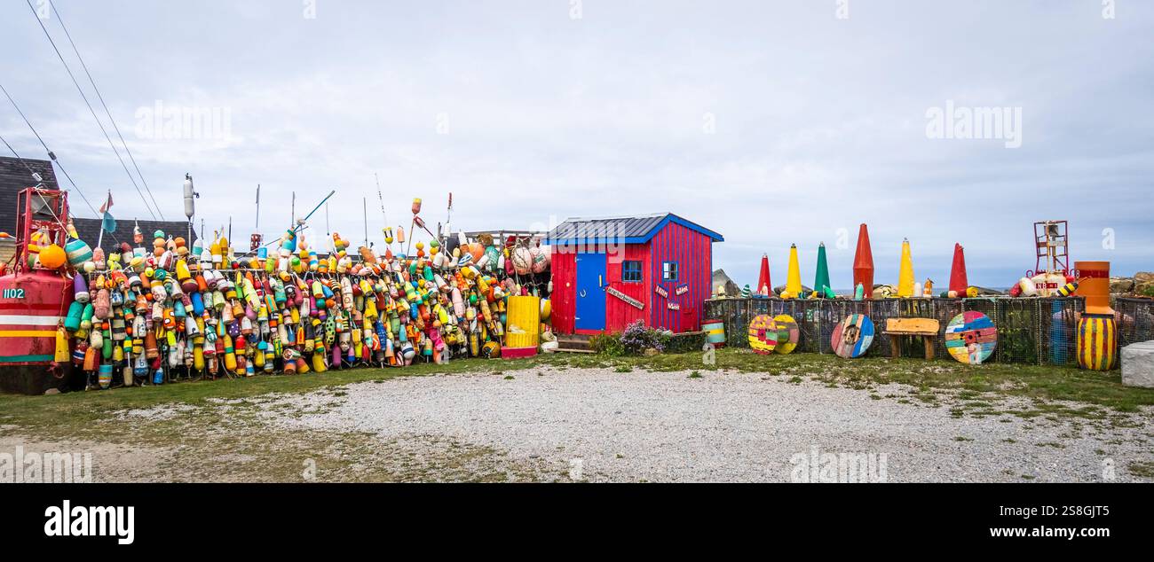 Le mur coloré des bouées de Yarmouth sur Cape Forchu à Yarmouth Bar, Nouvelle-Écosse, Canada Banque D'Images