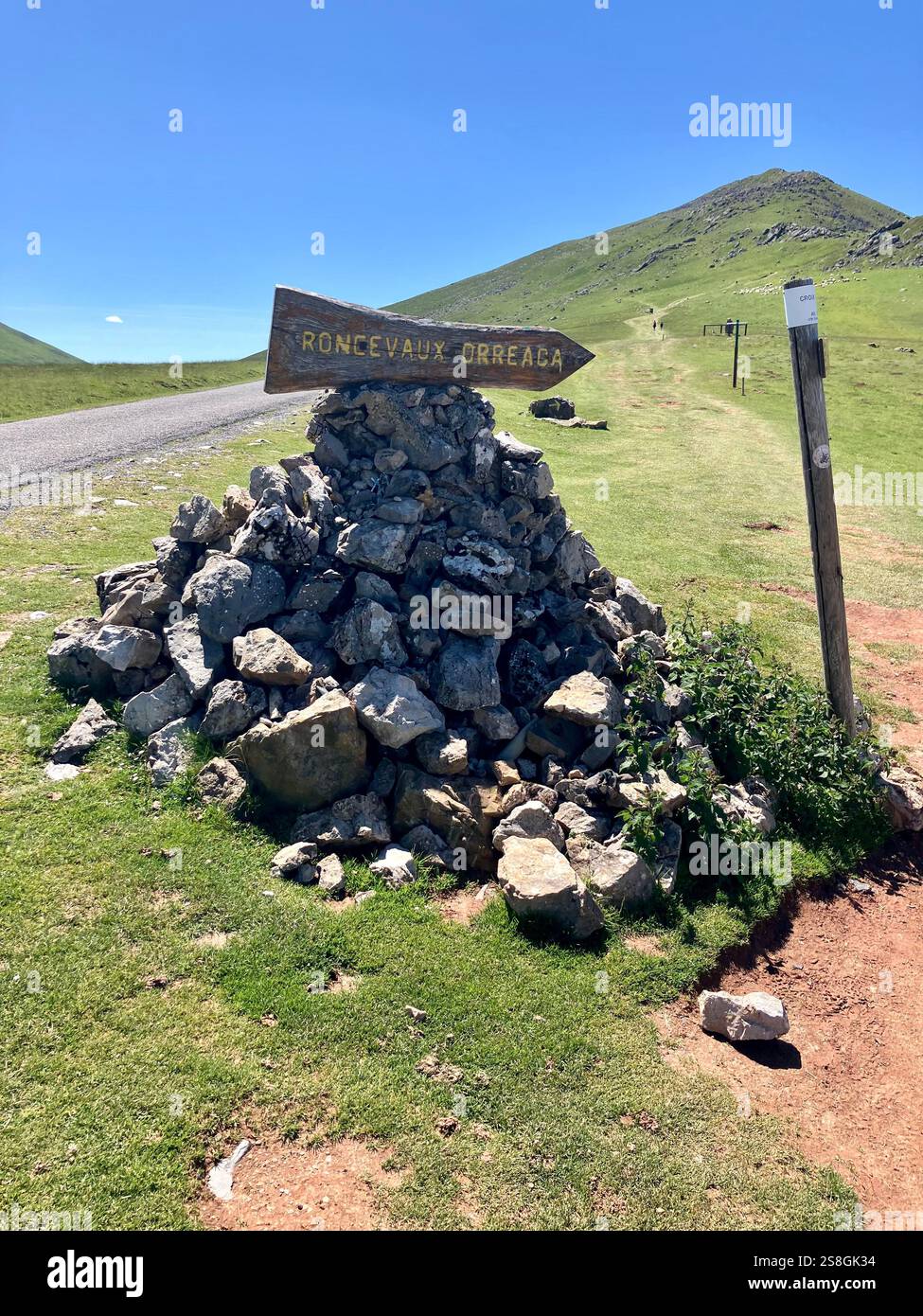 Panneau pour Roncevaux, Roncevaux sur la route Napoléon, Camino Frances, traversée des Pyrénées depuis Saint Jean pied de Port - Image de stock capturée avec un smartphone