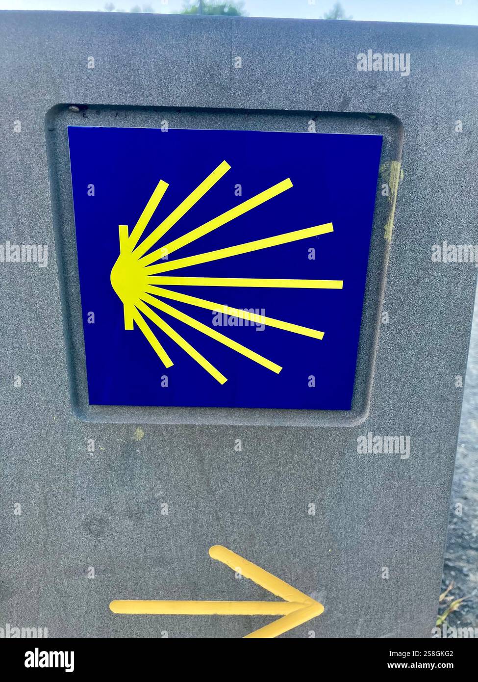 Panneau indicateur et indicateur de distance à Santiago de Compostella - Image de stock capturée avec un smartphone