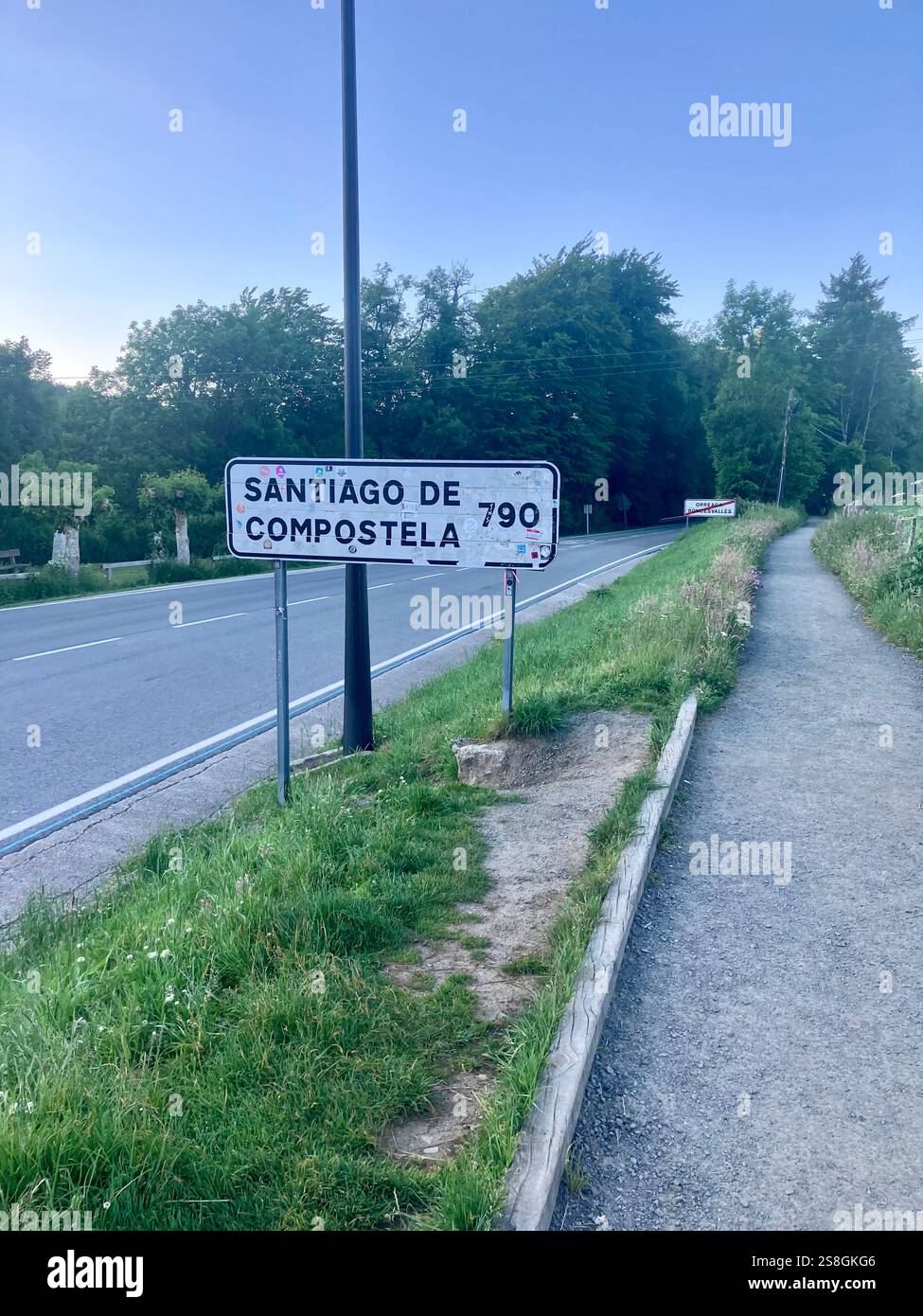 Panneau indicateur et indicateur de distance à Santiago de Compostella - Image de stock capturée avec un smartphone