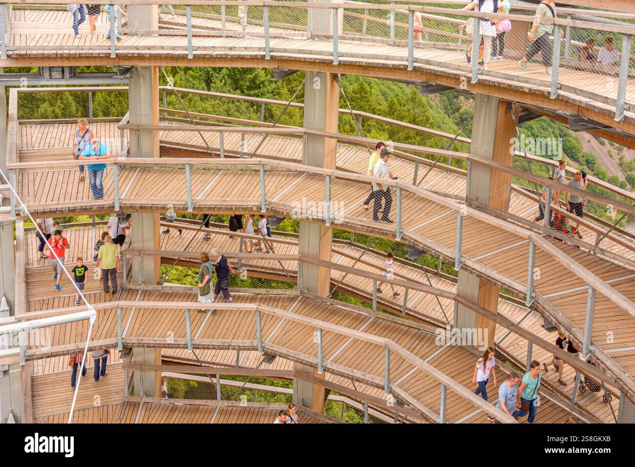 Sentiers pédestres sur un Baumwipfelpfad, tour à Mettlach. Haute tour pour la marche, une attraction touristique en Allemagne Banque D'Images