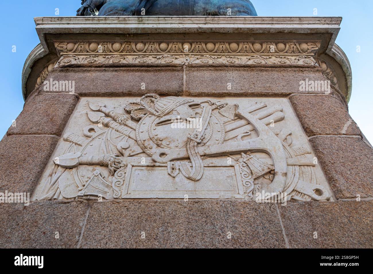 Madrid, Espagne. Piédestal de la statue équestre de Philippe III sur la Plaza Mayor, un monument majeur réalisé par Giambologna et Pietro Tacca Banque D'Images