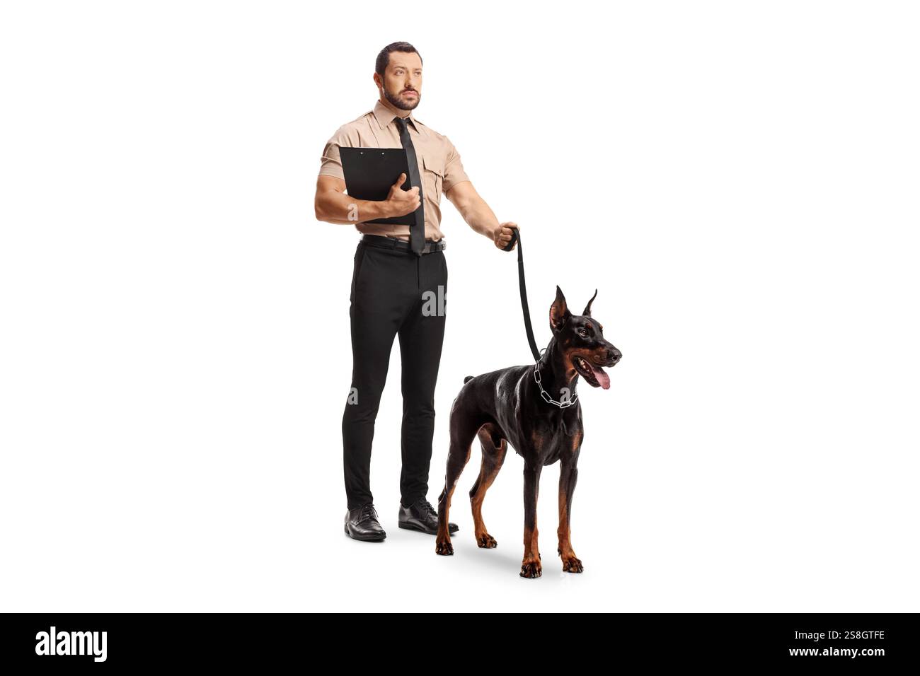 Garde debout avec un chien doberman isolé sur fond blanc Banque D'Images