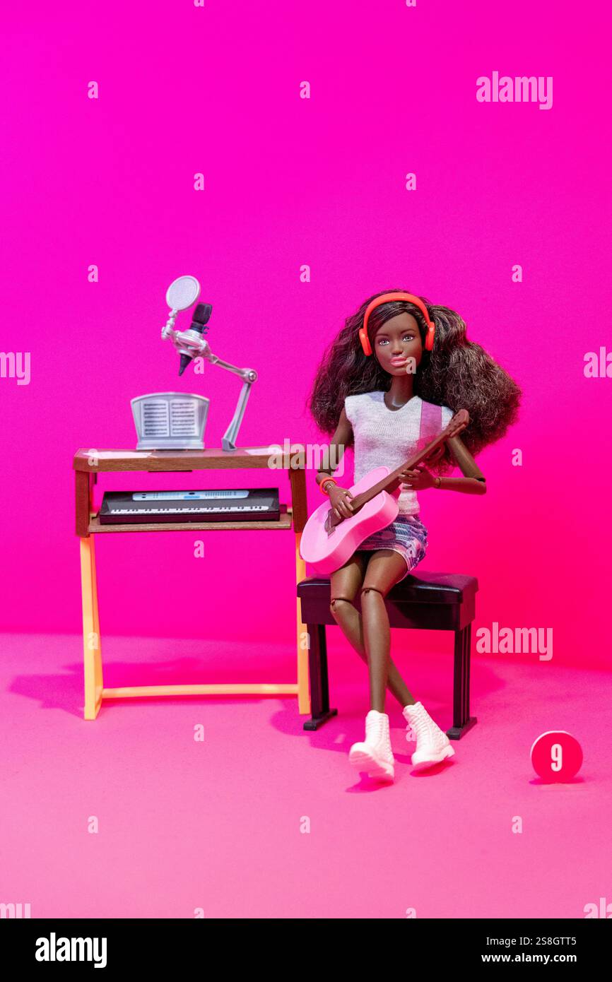 Poupée musicienne Barbie (2017) à Barbie - The Exhibition (2024-2025), Design Museum, Londres, Angleterre Banque D'Images