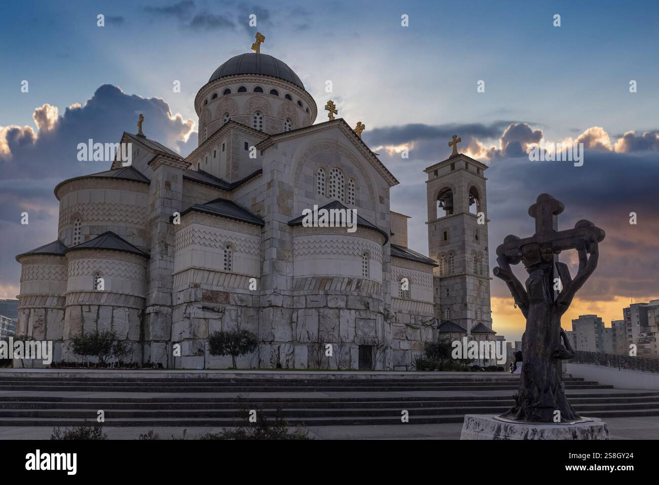 La cathédrale de la Résurrection du Christ est une cathédrale du Métropolite du Monténégro, dans le quartier de la Nouvelle ville de Podgorica. Banque D'Images