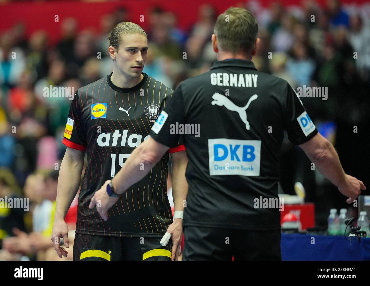 Herning, Danemark. 17 janvier 2025. Handball : Championnat du monde, Suisse - Allemagne, tour préliminaire, Groupe A, 2ème jour de match, à Jyske Bank Boxing, l'Allemand Juri Knorr (l) s'entretient avec l'entraîneur national Alfred Gislason. Crédit : Sören Stache/dpa/Alamy Live News Banque D'Images