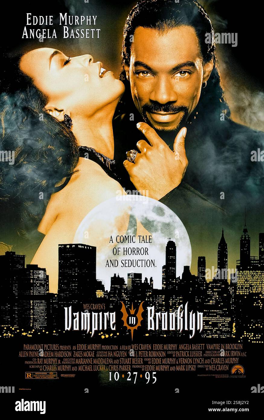 Vampire in Brooklyn (1995) réalisé par Wes Craven et mettant en vedette Eddie Murphy, Angela Bassett et Allen Payne. Un vampire des Caraïbes arrive à Brooklyn à la recherche d'une femme qui peut l'aider à survivre, mêlant horreur et romantisme dans un cadre urbain. Photographie d'une affiche américaine originale de 1995 À USAGE ÉDITORIAL EXCLUSIF. Crédit : BFA / Paramount Pictures Banque D'Images