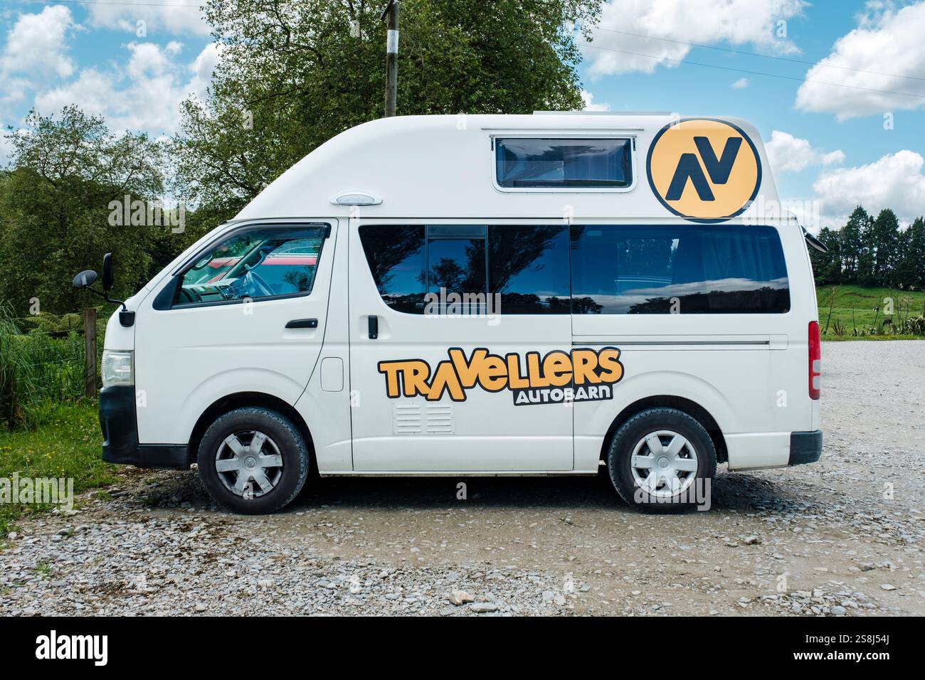 Vue de côté d'un camping-car Autobarn Travellers garé utilisé pour les voyages indépendants, Nouvelle-Zélande North Island, NZ Banque D'Images