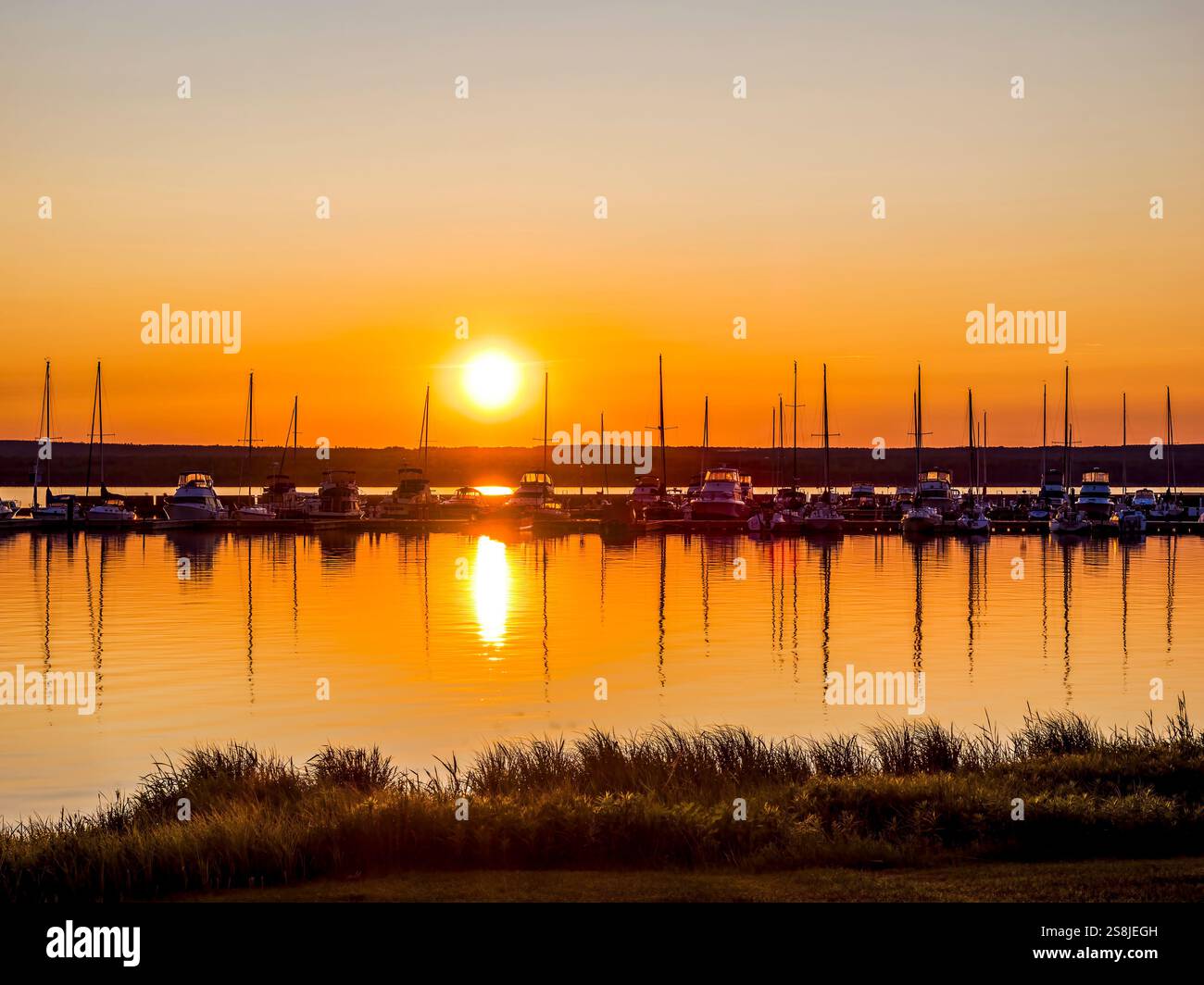 Coucher de soleil sur la marina sur le lac supérieur, Ashland, Wisconsin, États-Unis Banque D'Images