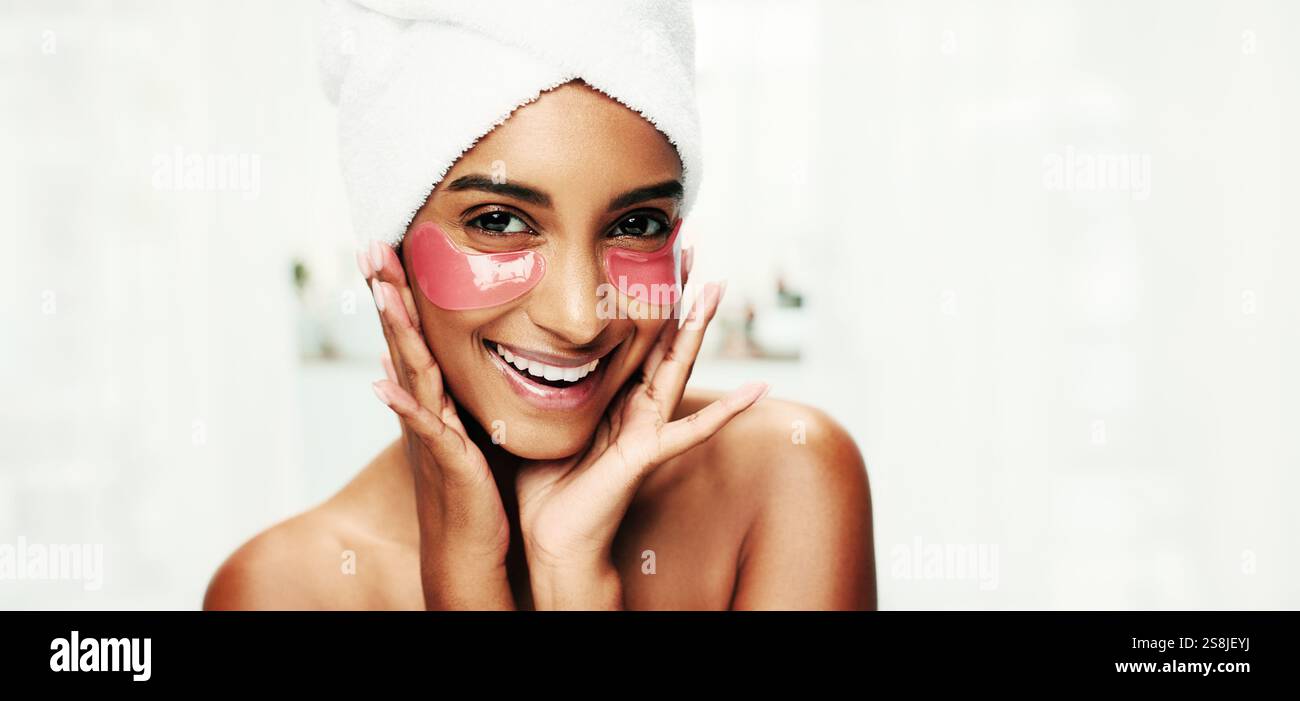 Femme, portrait et soins de la peau avec cache-yeux à la maison, traitement du visage et collagène en toute confiance. Salle de bain, personne et heureux avec gel pour la beauté Banque D'Images