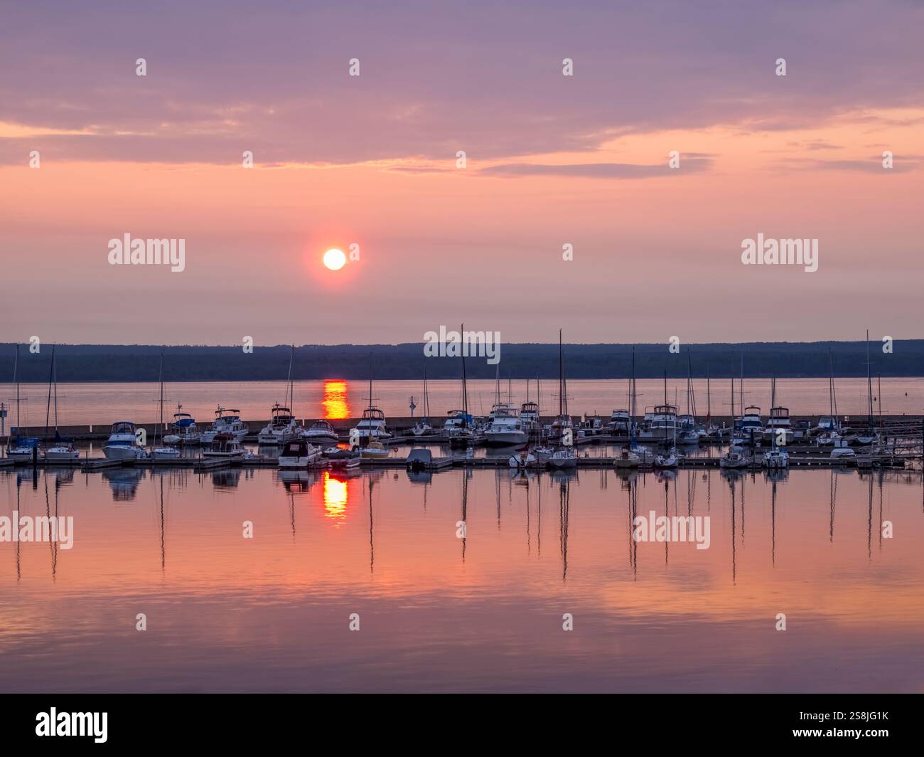 Coucher de soleil sur la marina sur le lac supérieur, Ashland, Wisconsin, États-Unis Banque D'Images