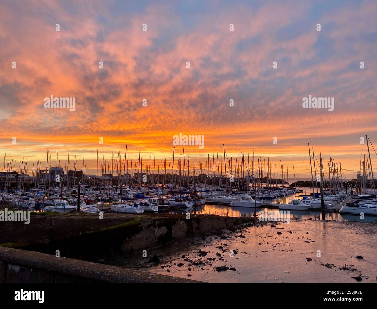 Vue sur la marina de Howth au coucher du soleil - Image de stock capturée avec un smartphone