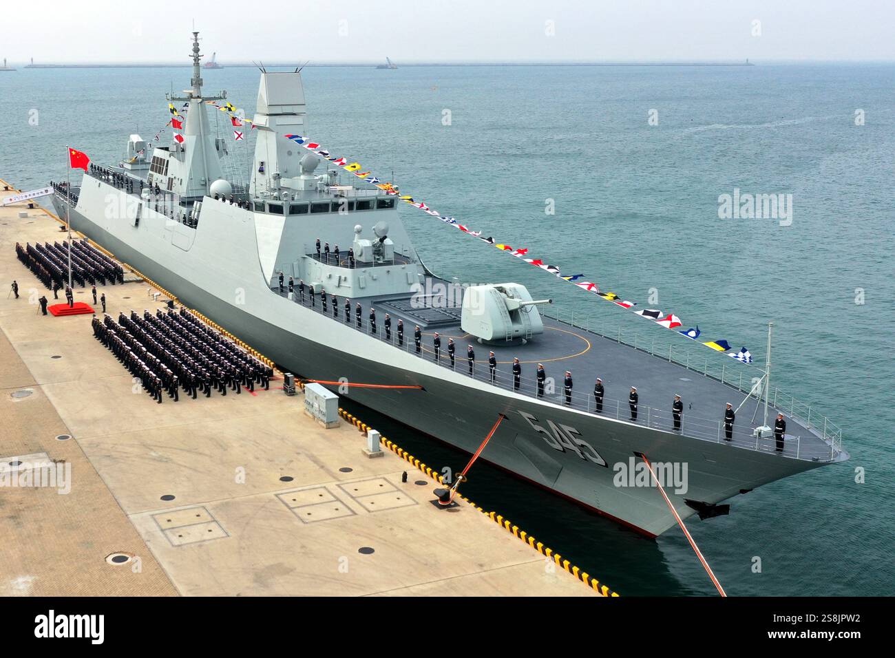 Pékin, Chine. 22 janvier 2025. Une photo de drone aérien prise le 22 janvier 2025 montre la première frégate chinoise de type 054B à Qingdao, dans la province du Shandong de l'est de la Chine. Crédit : pu Haiyang/Xinhua/Alamy Live News Banque D'Images