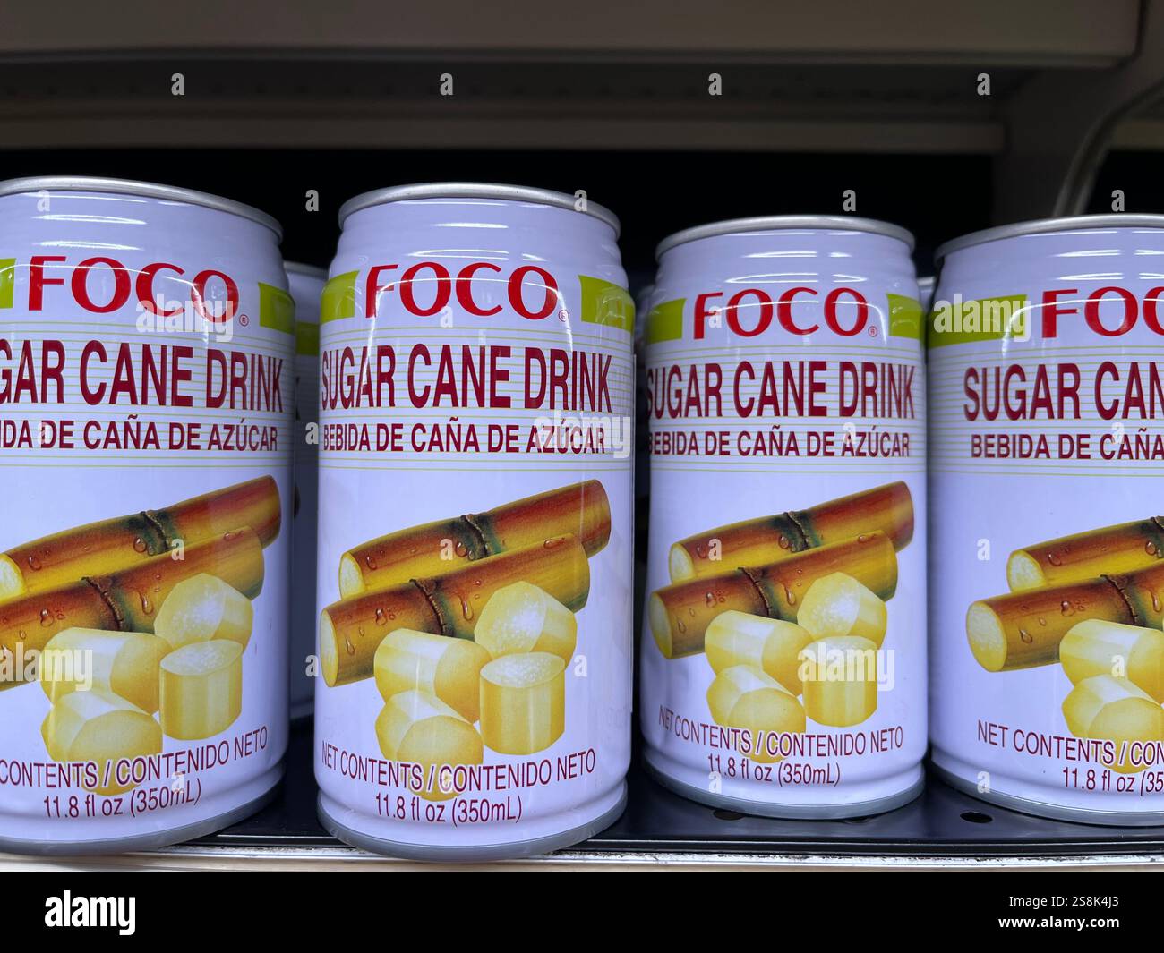 boisson de canne à sucre, boissons en conserve, boissons non alcoolisées, canettes, étagère de supermarché, affichage de supermarché, boissons FOCO, canettes FOCO, boisson en conserve FOCO Banque D'Images