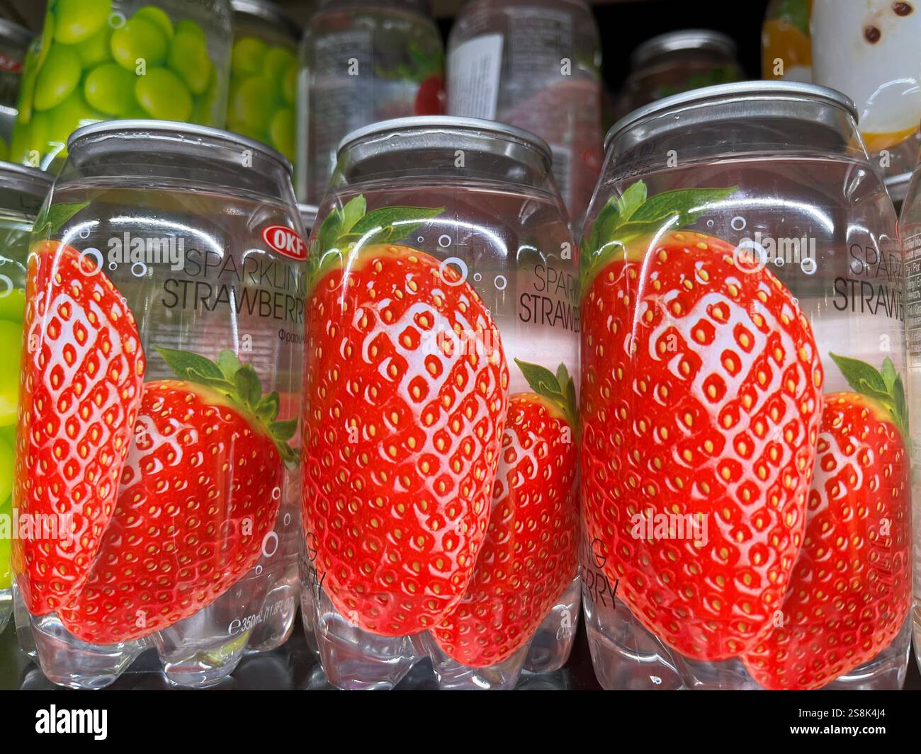 Boisson pétillante aux fraises, OKF, boissons pétillantes aux fraises, boissons en bouteille, boissons non alcoolisées, bouteilles, étagère de supermarché, affichage de supermarché Banque D'Images