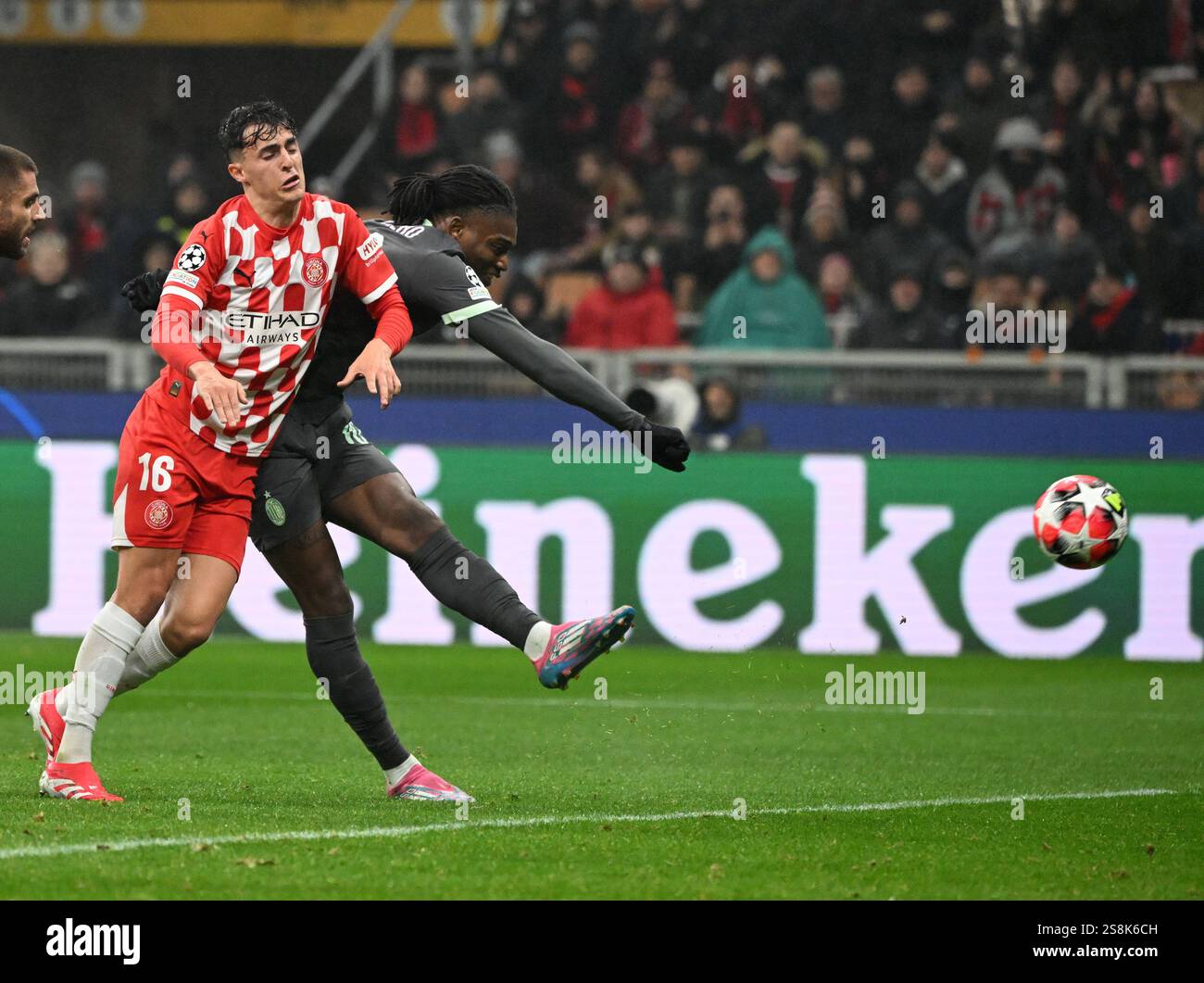 Milan, Italie. 22 janvier 2025. Rafael Leao (R) de l'AC Milan marque lors du match de l'UEFA Champions League entre l'AC Milan et Gérone à Milan, Italie, le 22 janvier 2025. Crédit : Alberto Lingria/Xinhua/Alamy Live News Banque D'Images