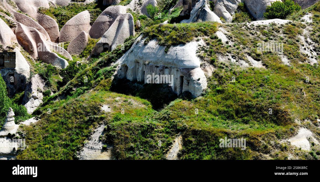 Vallée au-dessous de la ville d'Uchisar et des habitations de montagne, parc national de Goreme, Turquie Banque D'Images