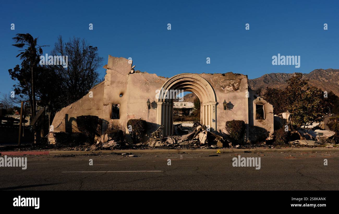 The facade of the Altadena Community Church stands amidst damage from the Eaton Fire on Monday, Jan. 13, 2025, in Altadena, Calif. (AP Photo/Carolyn Kaster) Banque D'Images
