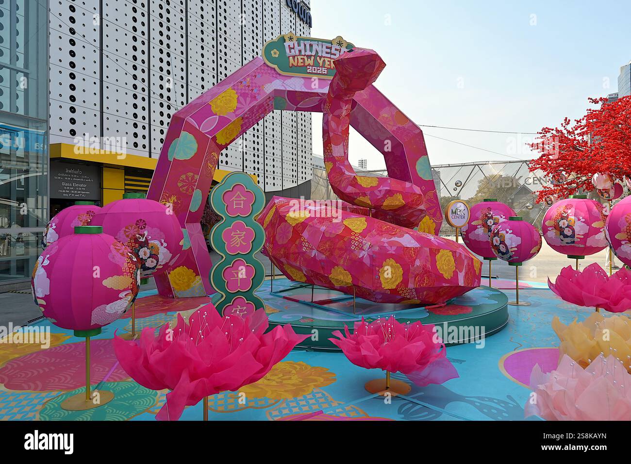 Un grand présentoir de serpents roses accueille les acheteurs dans un centre commercial de Bangkok alors que la Thaïlande et l'Asie de l'est s'habillent pour le nouvel an chinois 2025 Banque D'Images