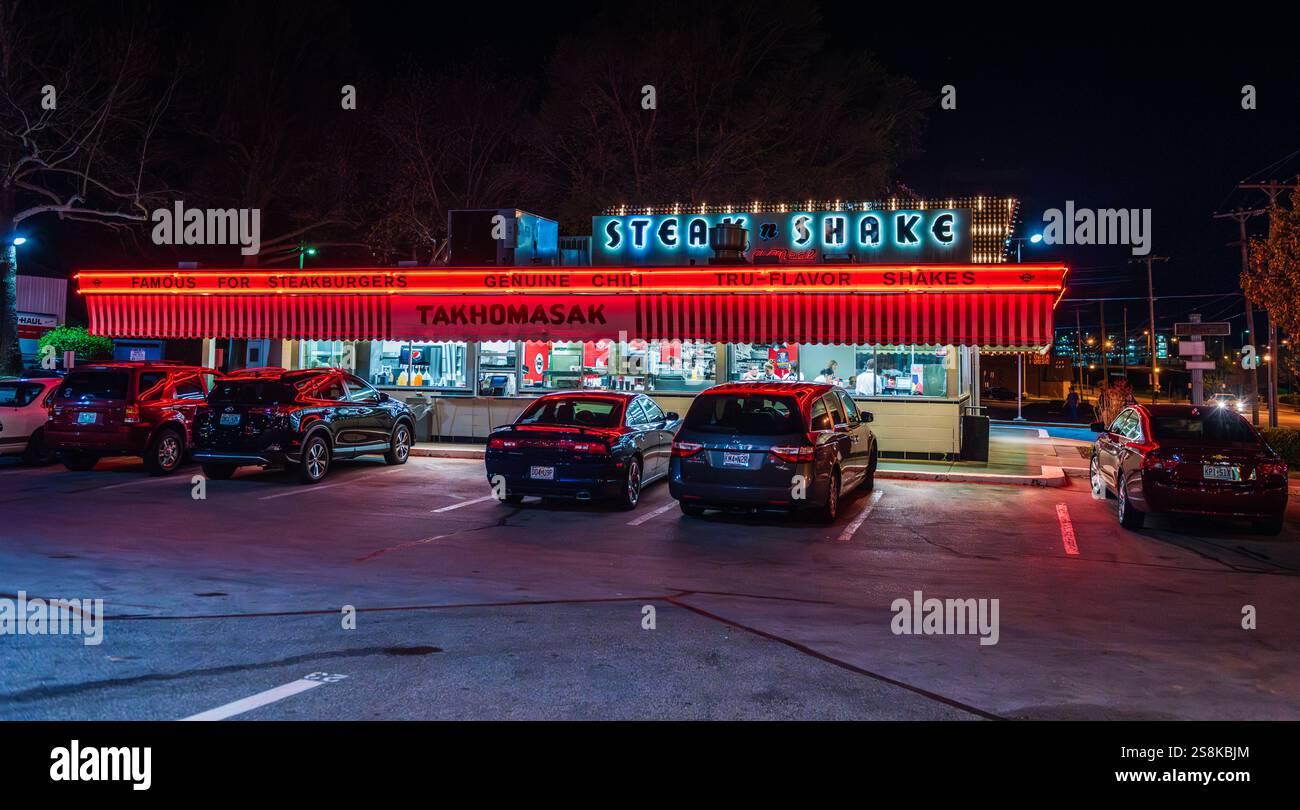 Springfield, MO États-Unis - 28 avril 2018 : lumières au néon au Steak n Shake, un dîner rétro. Banque D'Images