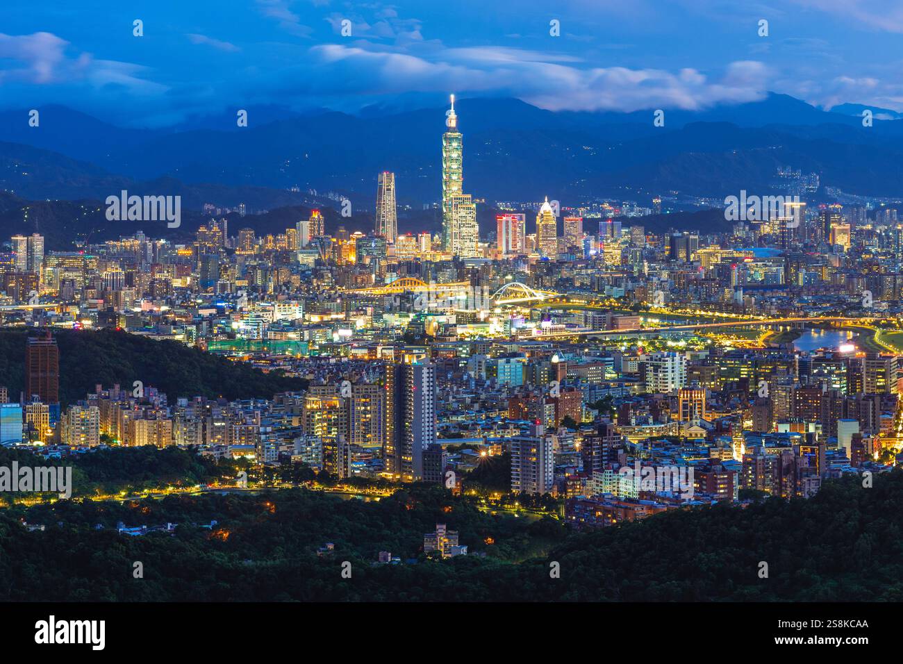 Paysage de Xinyi District de Taipei City à Taiwan la nuit Banque D'Images